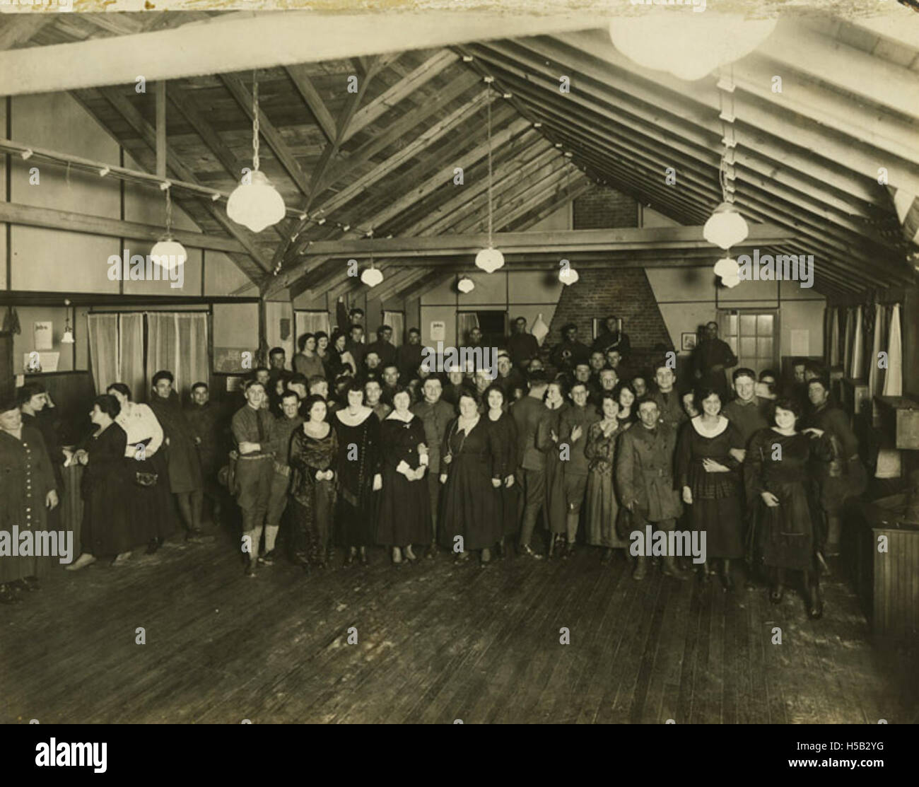 Frauen und Soldaten versammeln sich um 1920 bei einer Veranstaltung im Camp Raritan, New Jersey. Die Versammlung hebt die Beteiligung jüdischer Soldaten und Zivilisten während des Ersten Weltkriegs hervor und spiegelt die Rolle der Frauen und der jüdischen Gemeinde während des Krieges wider. Stockfoto