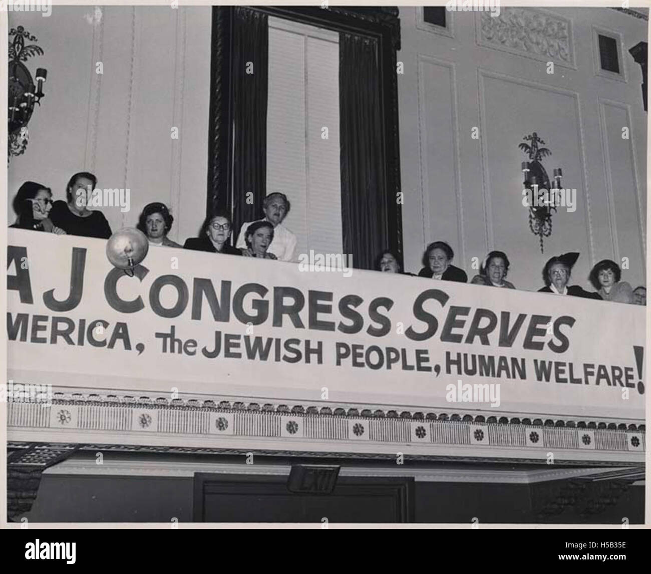 Banner liest 'A J Kongress dient America, dem jüdischen Volk, menschlichen Wohlfahrt!"an den Nationalkonvent, Frauen Division, 1953 Stockfoto