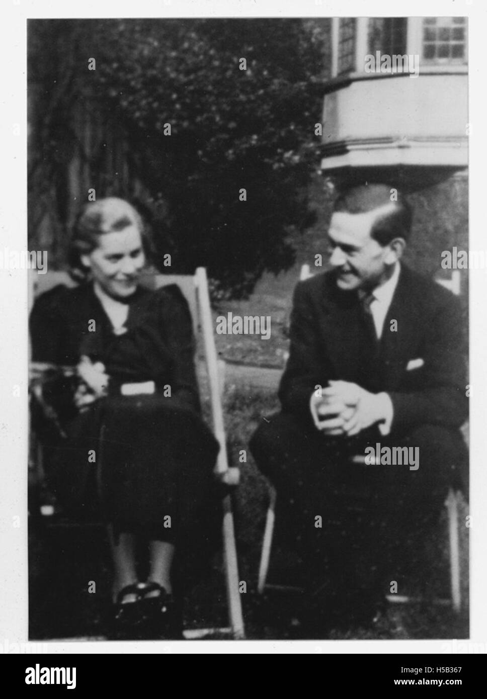 Franz Matthiesen im Freien mit seiner zweiten Frau Katherina Früh außerhalb Franzs Karton Hill Haus, London Stockfoto