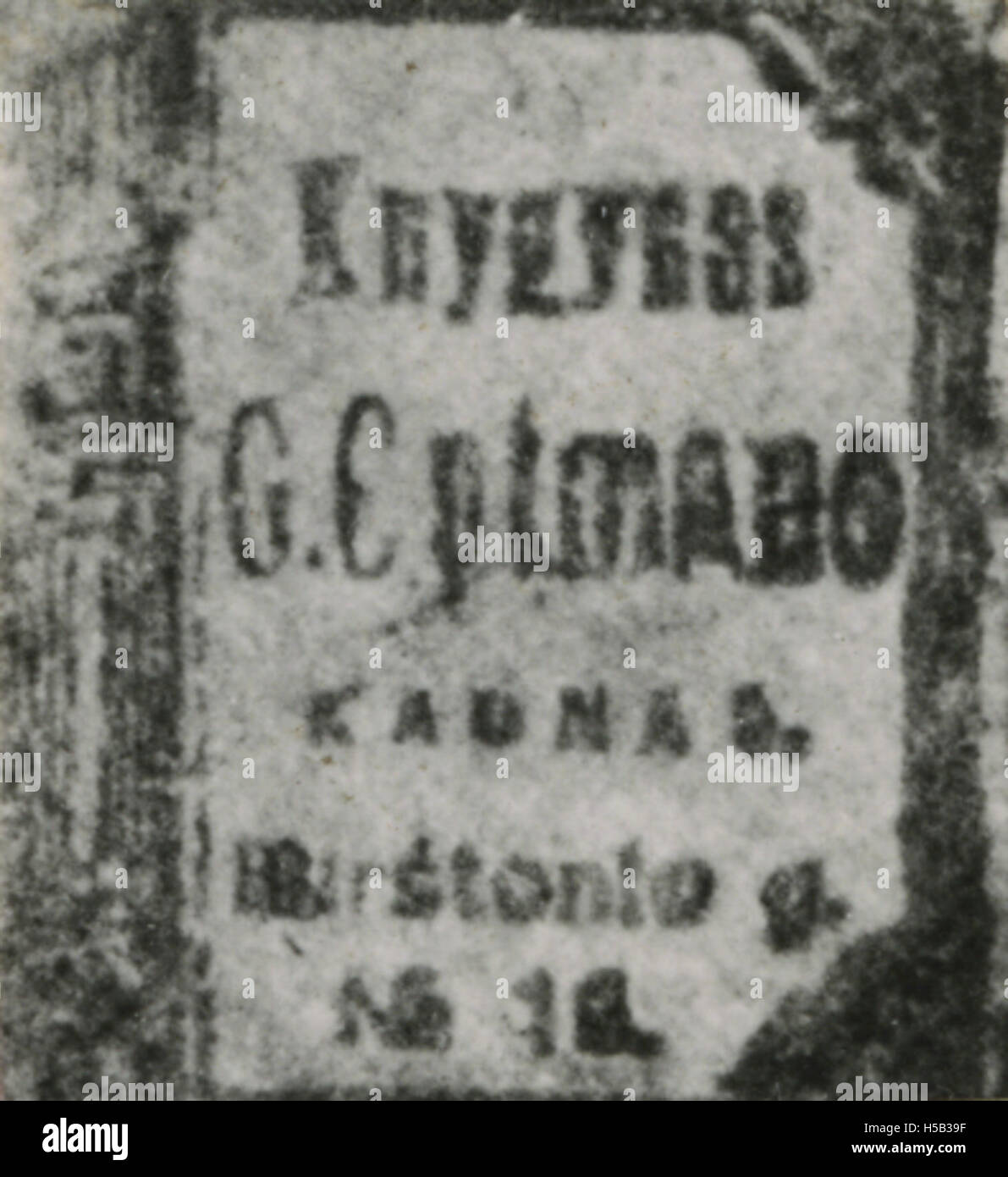 Die Buchhandlung G Gutman, die sich in der Birstono-Straße Nr. 10 in Kovno (heute Kaunas, Litauen) befindet, war ein bedeutendes lokales Geschäft. Der Verweis auf Hardware und Software weist auf den Einsatz von Technologie zur Aufbewahrung oder zum Scannen historischer Dokumente hin. Stockfoto