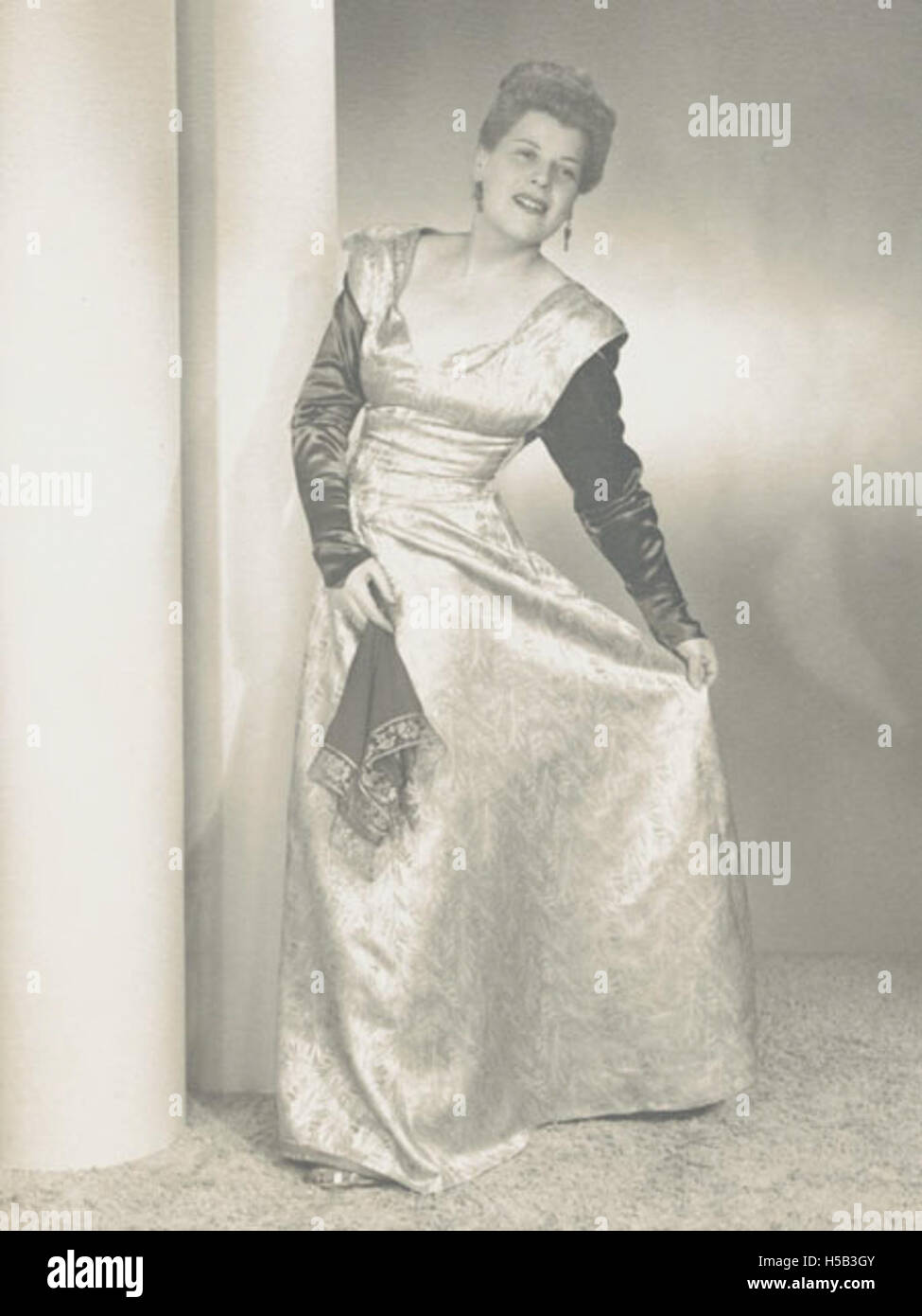 Ein Porträt von Gisela Judith Sander (geb. Ring), aufgenommen in Wien, Österreich. Sie ist in einem Kleid mit Taschentuch stehend dargestellt, was die historische und kulturelle Bedeutung jüdischer Frauen während dieser Zeit hervorhebt. Das Porträt wird vom Leo Baeck Institute gehalten. Stockfoto Ein Porträt von Gisela Judith Sander (geb. Ring), aufgenommen in Wien, Österreich. Sie ist in einem Kleid mit Taschentuch stehend dargestellt, was die historische und kulturelle Bedeutung jüdischer Frauen während dieser Zeit hervorhebt. Das Porträt wird vom Leo Baeck Institute gehalten. Stockfoto