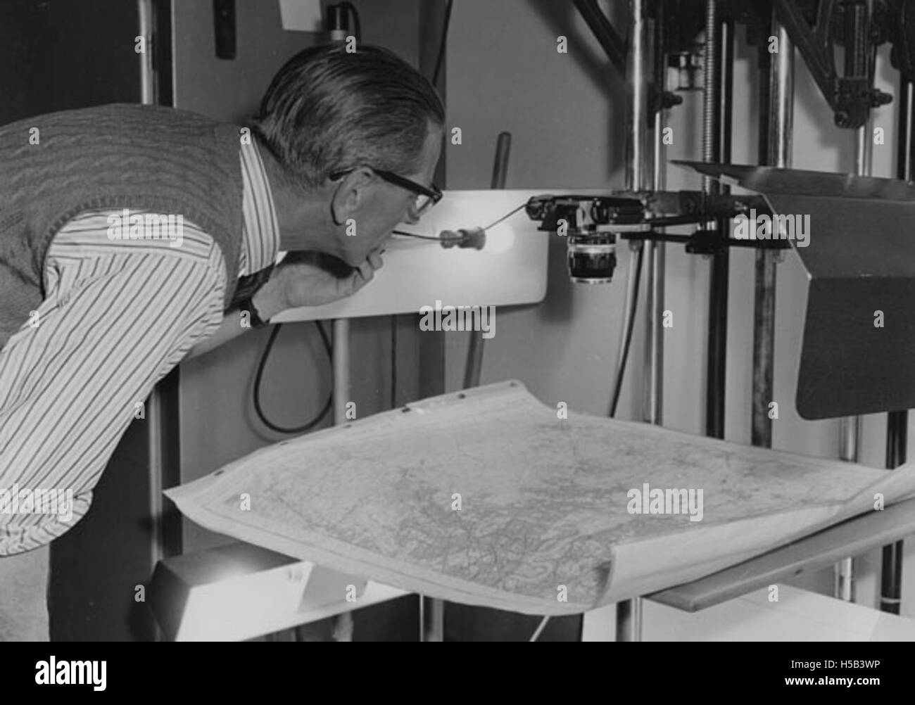 1964 wurde David Judd während der Arbeit mit einer Karte fotografiert, möglicherweise für akademische, historische oder geografische Zwecke. Dies könnte ein Moment der Forschung oder Erforschung sein. Stockfoto