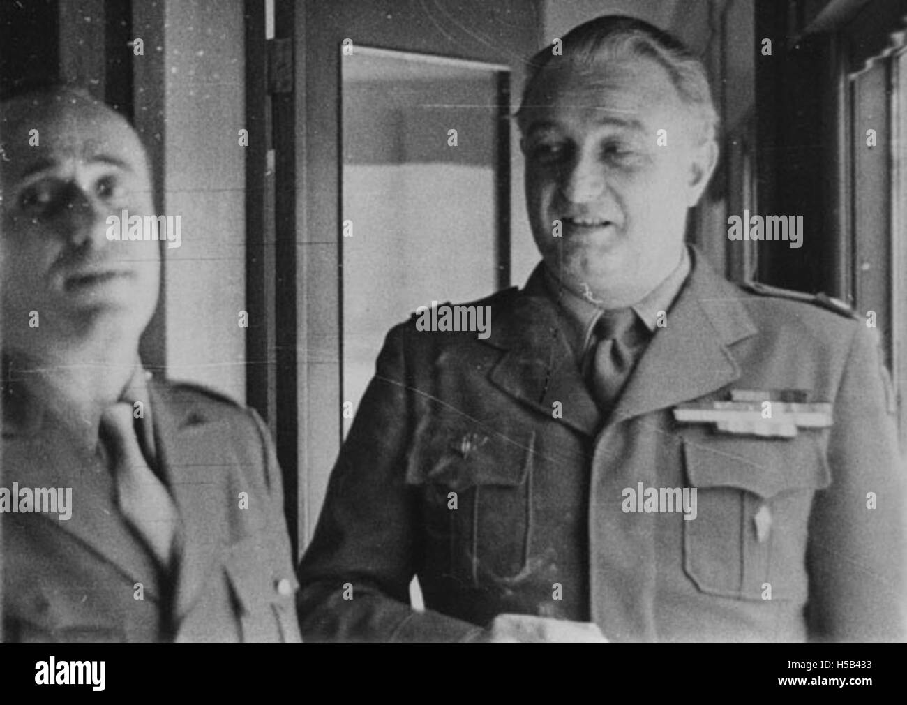 Oberst Schmittlein war ein Militäroffizier, dessen Dienst 1947 verzeichnet wurde. Seine Rolle bestand wahrscheinlich in der Führung in Nachkriegsbemühungen oder militärischen Aktionen während dieser Zeit und bot einen Einblick in die militärische Führung der späten 1940er Jahre Stockfoto