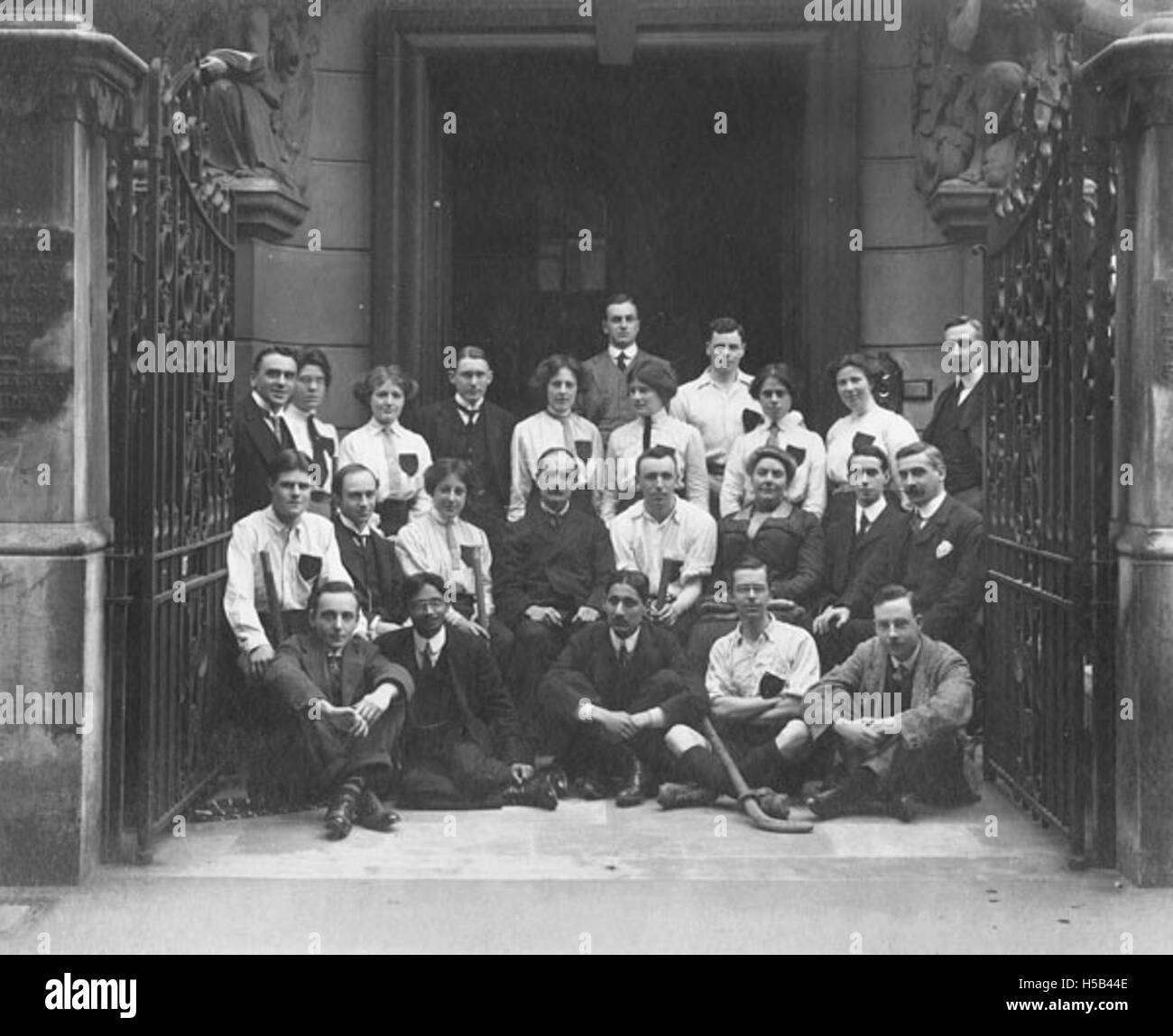 Das Foto zeigt die erste Hockeymannschaft der London School of Economics (LSE), die 1911 aufgenommen wurde. Es zeigt die frühe Geschichte der Sportmannschaften der Universität. Stockfoto