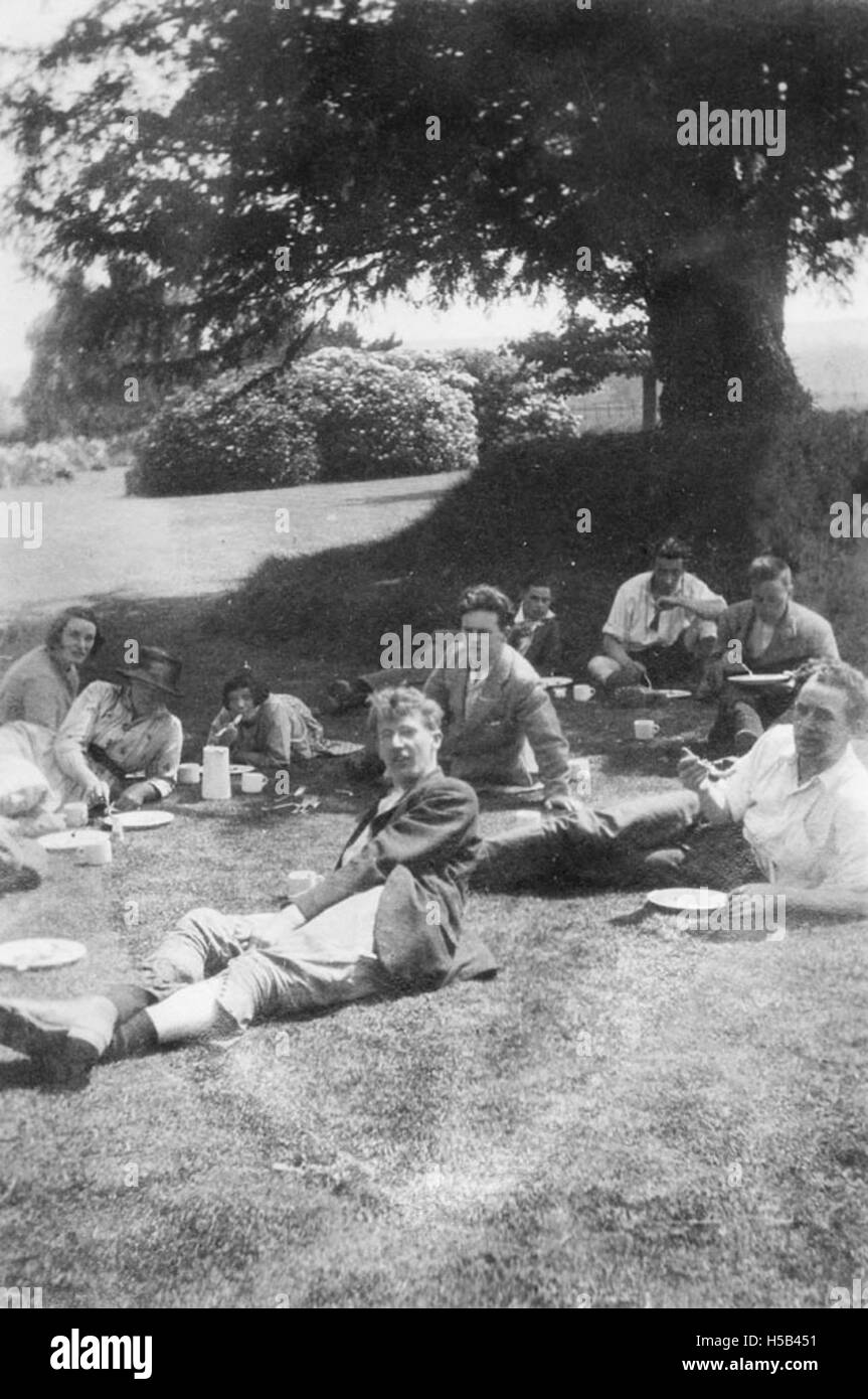 Ein Foto, das Studenten am Dunford House aus dem Jahr 1920 zeigt. Das Bild spiegelt das akademische Leben und das Bildungsumfeld der damaligen Zeit wider und zeigt die Aktivitäten der Studenten und die historische Bedeutung des Gebäudes als Bildungseinrichtung. Stockfoto