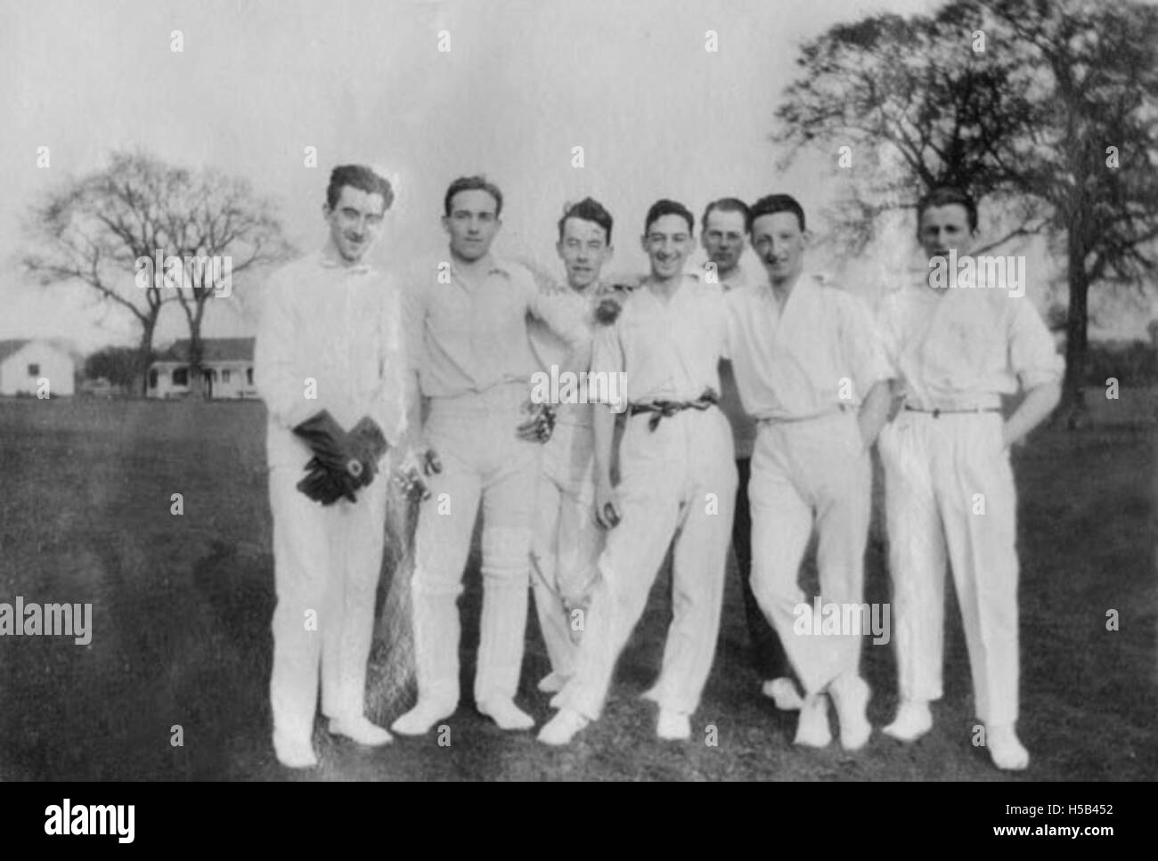 Dieses Foto zeigt Mitglieder des Cricketteams der London School of Economics (LSE) aus dem Jahr 1920, die ihre Beteiligung am Hochschulsport und akademischen Leben festhalten. Stockfoto