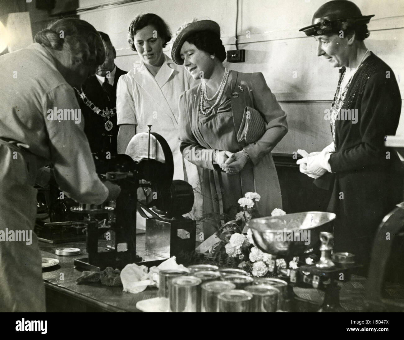 Im August 1942 besuchte Königin Elizabeth die Canning Unit des Women's Institute in Reading. Bei dem Besuch wurden die Beiträge aus der Kriegszeit und die Bedeutung ziviler Bemühungen zur Unterstützung der Kriegsanstrengungen hervorgehoben. Stockfoto