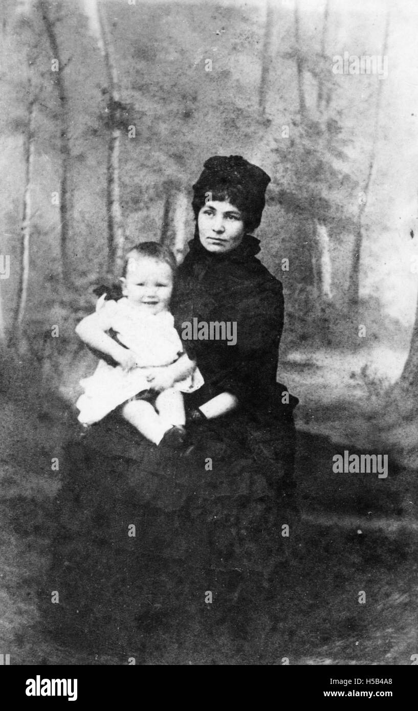 Emmeline Pankhurst, eine Schlüsselfigur der Frauenwahlrechtsbewegung in Großbritannien, wird mit einer Person namens „Harry“ dargestellt. Dieses Foto veranschaulicht wahrscheinlich ihre Beteiligung am politischen Aktivismus und ihr Privatleben im späten 19. Jahrhundert. Stockfoto