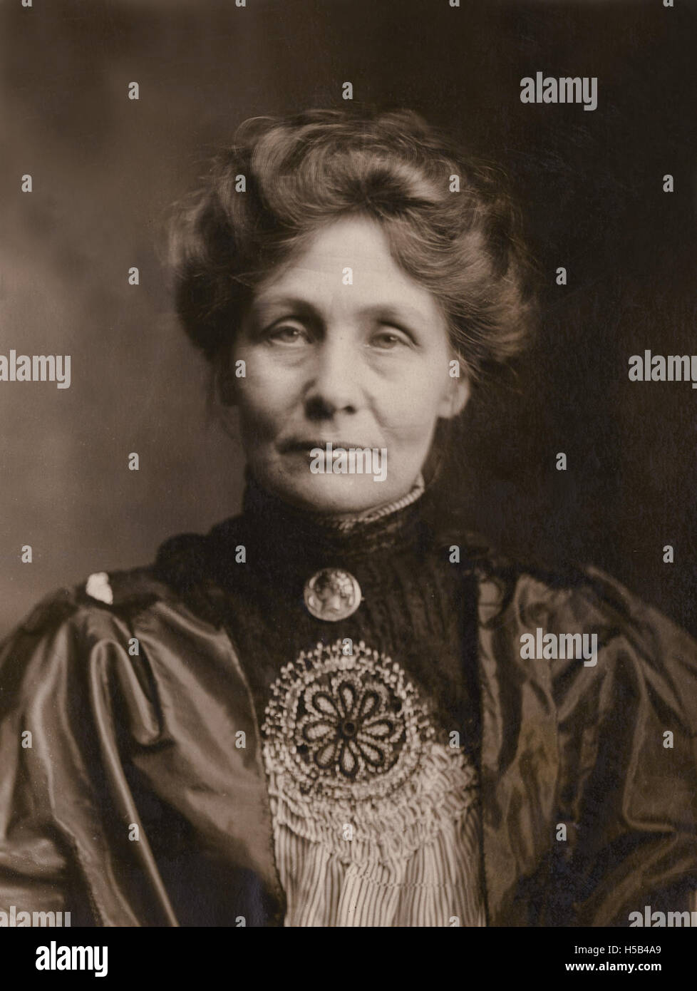 Ein Porträt von Emmeline Pankhurst, einer führenden Persönlichkeit der britischen Suffragette-Bewegung, um 1910. Pankhurst war maßgeblich an der Sicherung des Wahlrechts der Frauen in Großbritannien beteiligt und wird für ihre Befürwortung des Frauenwahlrechts und der Gleichberechtigung gefeiert. Stockfoto