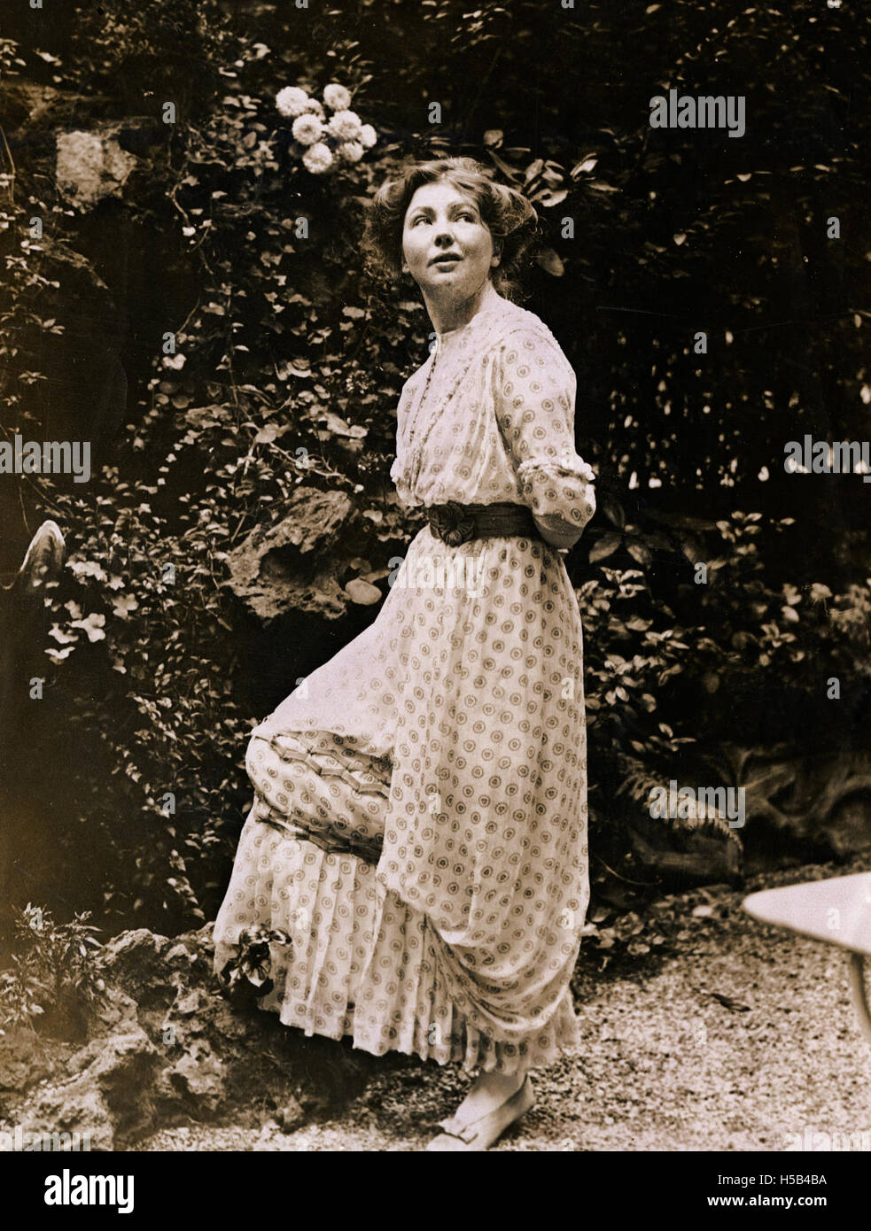 Christabel Pankhurst, eine bekannte britische Suffragette, wurde um 1913 fotografiert. Sie war eine Schlüsselfigur in der Frauenwahlrechtsbewegung in Großbritannien und setzte sich für das Wahlrecht der Frauen ein. Stockfoto