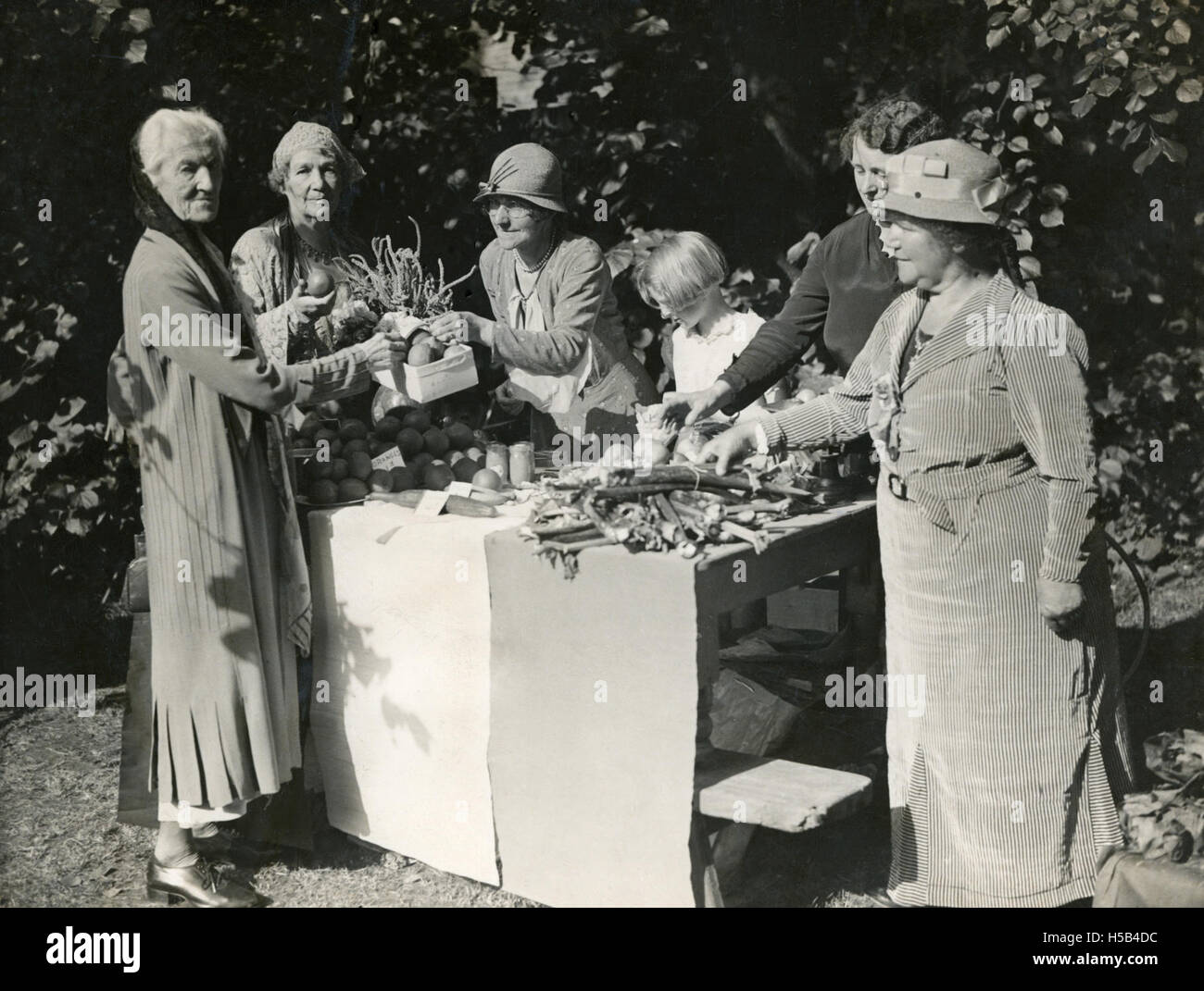 Charlotte Despard und Emmeline Pethick Lawrence an ein Produkt stall, 1930er Jahre. Stockfoto
