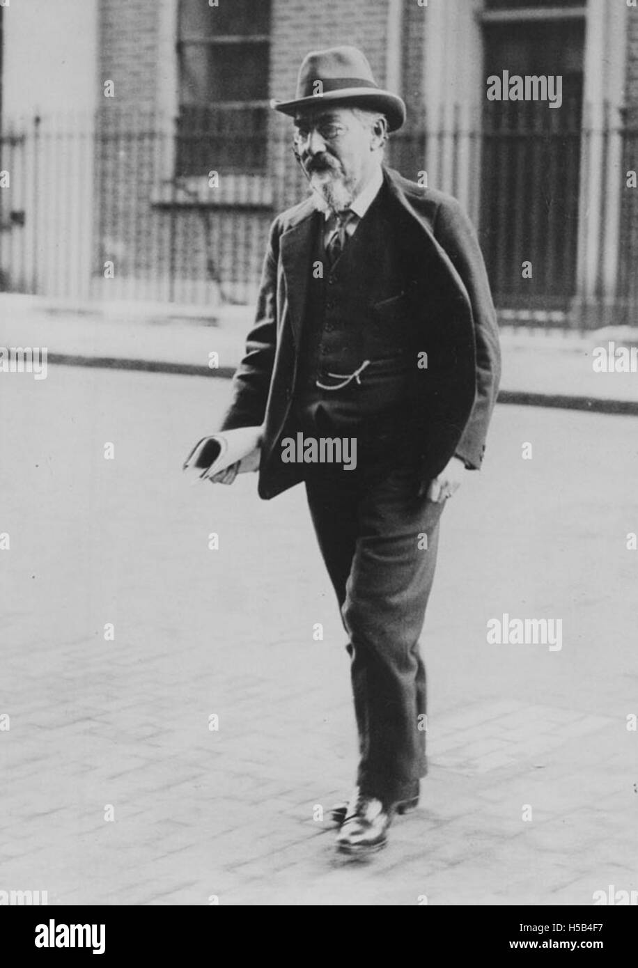 Ein Porträt von Sidney Webb aus den 1930er Jahren, das wahrscheinlich einen wichtigen Moment in seinem Leben oder seiner Karriere festnimmt. Webb war eine bekannte Persönlichkeit im sozialen und politischen Leben Großbritanniens. Stockfoto