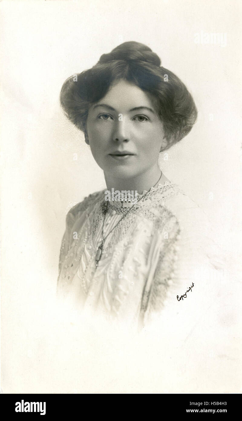 Dieses Porträt von Christabel Pankhurst, ca. 1910, zeigt die prominente britische Suffragette und politische Aktivistin. Pankhurst war eine Schlüsselfigur der Frauenwahlrechtsbewegung in Großbritannien. Stockfoto