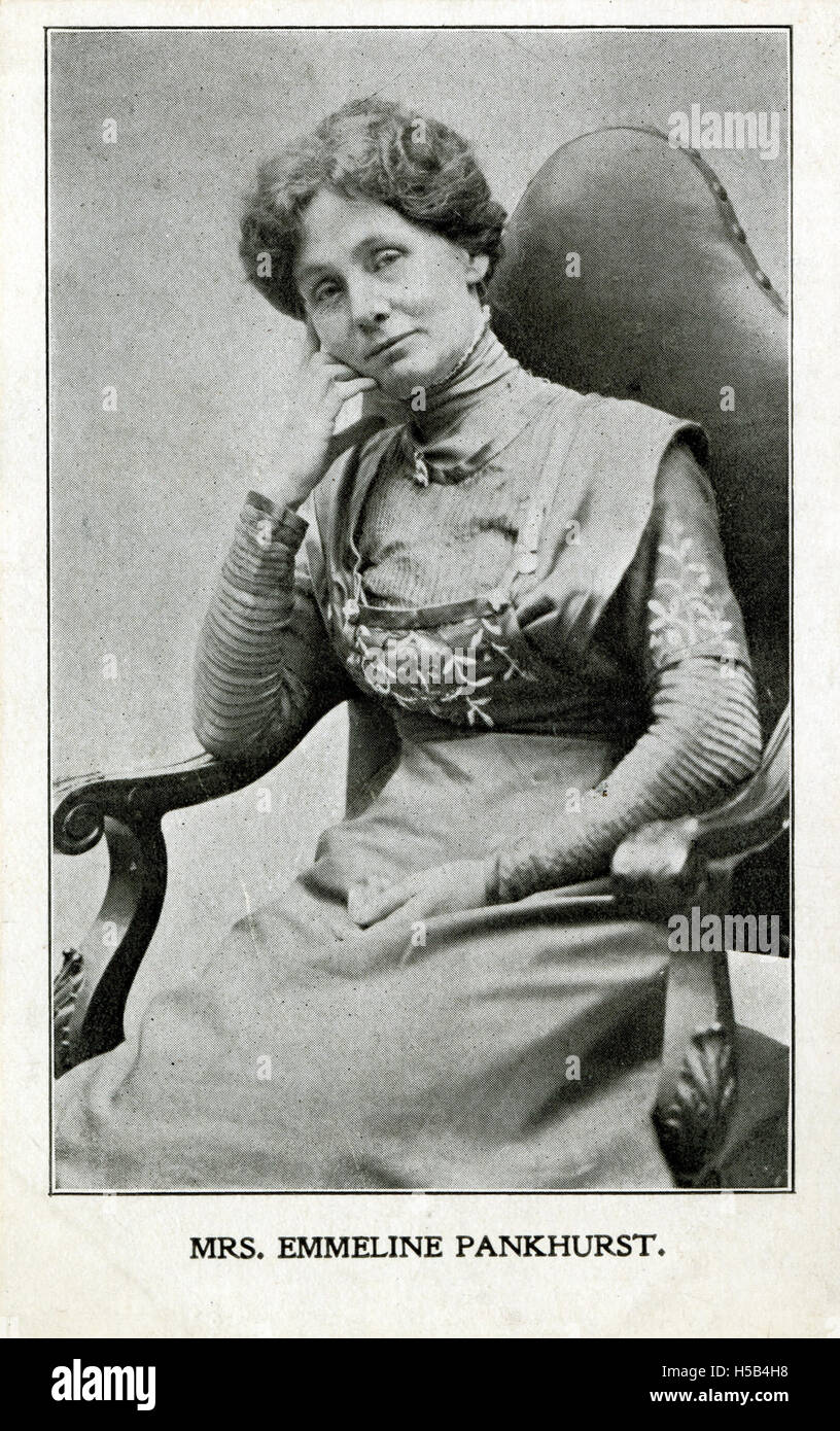 Emmeline Pankhurst war eine Schlüsselfigur in der britischen Wahlrechtsbewegung und leitete von 1907 bis 1914 die Women’s Social and Political Union (WSPU). Ihre militante Taktik und Führung trugen entscheidend dazu bei, das Wahlrecht der Frauen in Großbritannien zu sichern. Pankhursts Aktivismus in dieser Zeit umfasste die Organisation von Protesten und Streiks, die einen bedeutenden Einfluss auf den sozialen und politischen Wandel für die Gleichstellung von Frauen hatten. Stockfoto