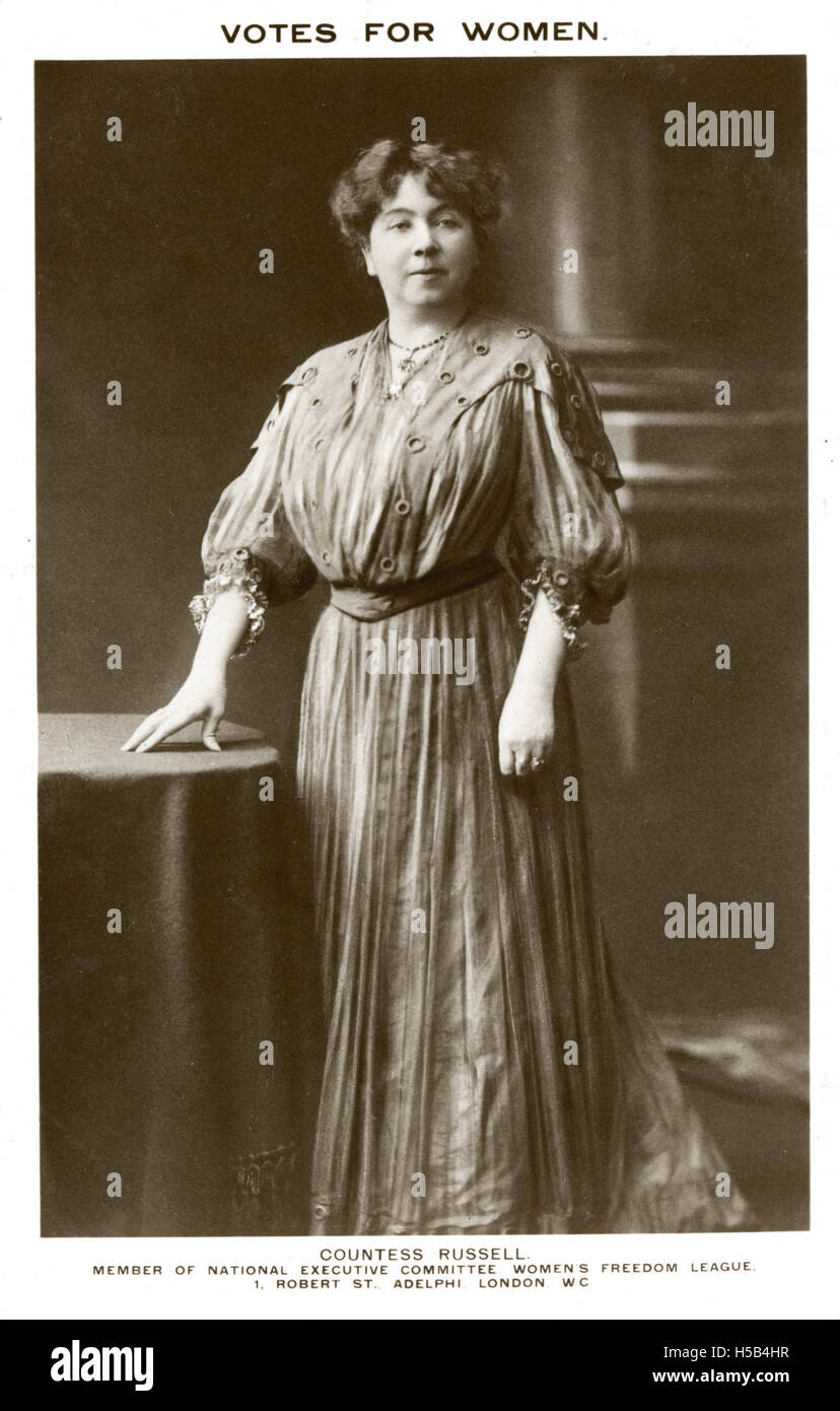 Dieses Bild bezieht sich auf Gräfin Russell, wahrscheinlich 1910, und schildert ihren Status oder ihre Rolle in der Gesellschaft zu dieser Zeit. Als Persönlichkeit des öffentlichen Lebens war sie möglicherweise mit sozialen oder politischen Ereignissen oder kulturellen Aktivitäten im frühen 20. Jahrhundert in Verbindung gebracht worden. Stockfoto