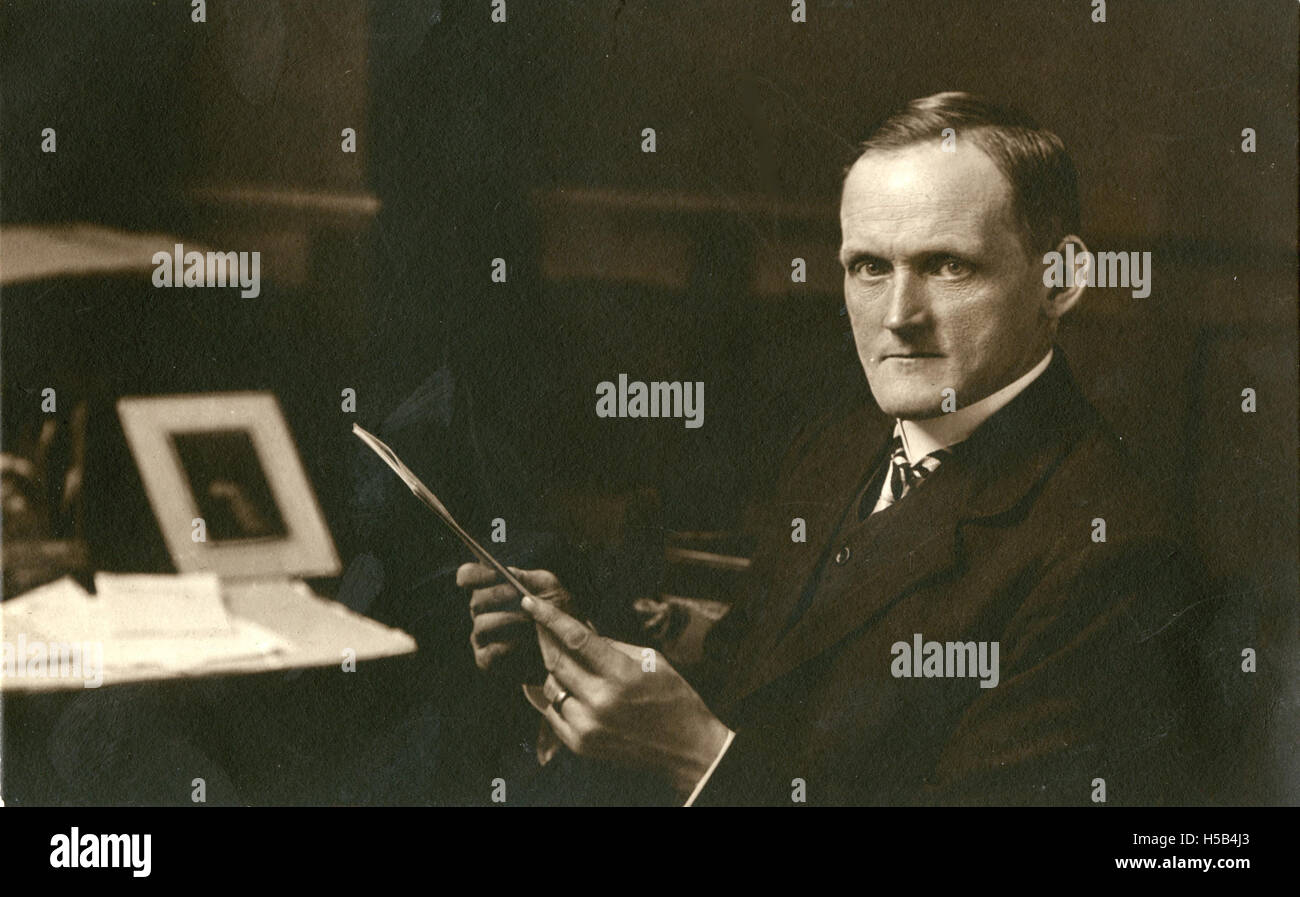 Ein Porträt von Lord Snowden, aufgenommen um 1910, das seine öffentliche Persönlichkeit als eine bedeutende politische Figur im Großbritannien des frühen 20. Jahrhunderts feststellt. Stockfoto