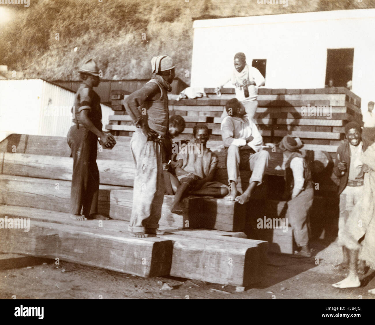 Dieses Foto zeigt wahrscheinlich eine Gruppe schwarzer Südafrikaner im frühen 20. Jahrhundert, um 1901. Das Bild würde einen Einblick in den sozialen, kulturellen und historischen Kontext Südafrikas während dieser Zeit geben, möglicherweise vor oder während der Apartheid. Stockfoto