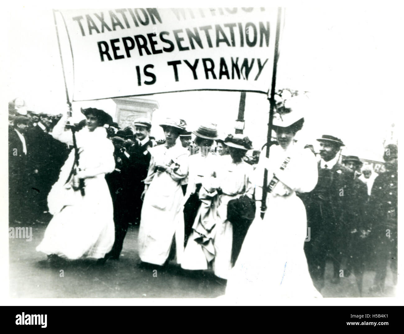 Dieses Bild aus dem Jahr 1908 zeigt eine Wahlrechtsparade, Teil der laufenden Demonstrationen, Streiks und Märsche, die sich für das Wahlrecht der Frauen einsetzen. Sie veranschaulicht den politischen Aktivismus der damaligen Zeit, der das Frauenwahlrecht durchdringt. Stockfoto