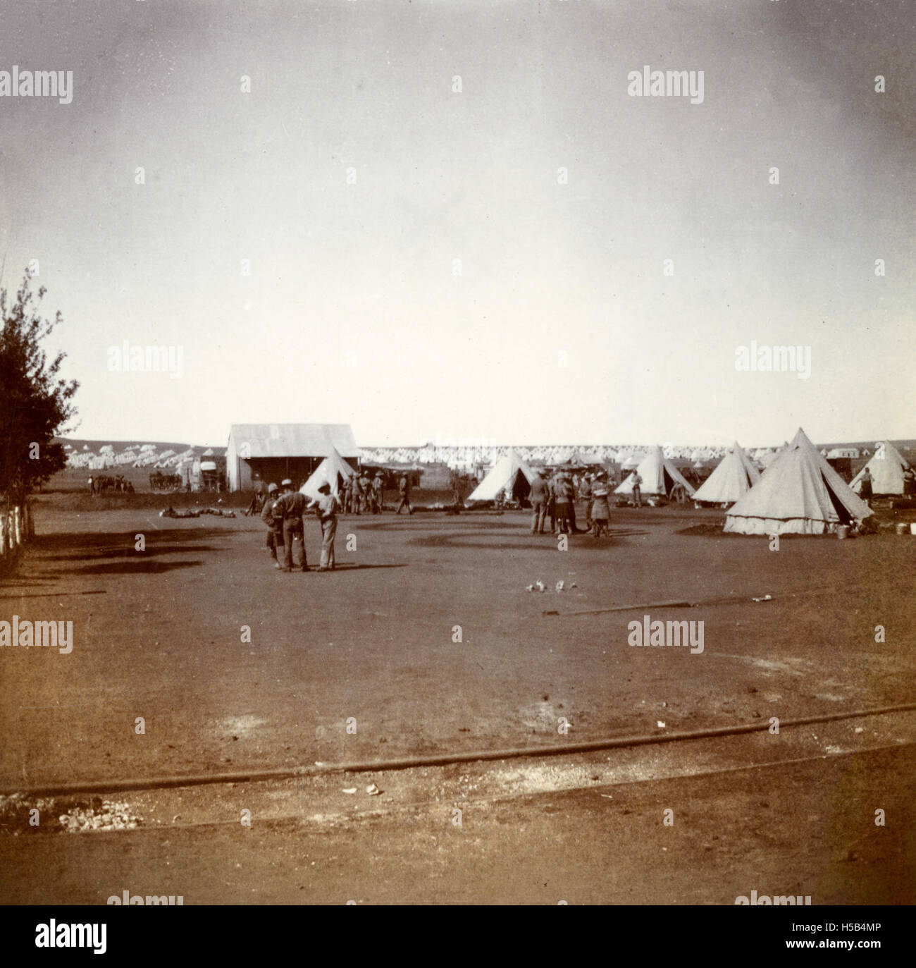 Das Balmoral Camp in Schottland ist auf diesem Foto aus der Zeit um 1901 zu sehen. Das Bild zeigt wahrscheinlich ein militärisches oder gesellschaftliches Ereignis im Lager und bietet einen Einblick in das Lagerleben des frühen 20. Jahrhunderts. Stockfoto