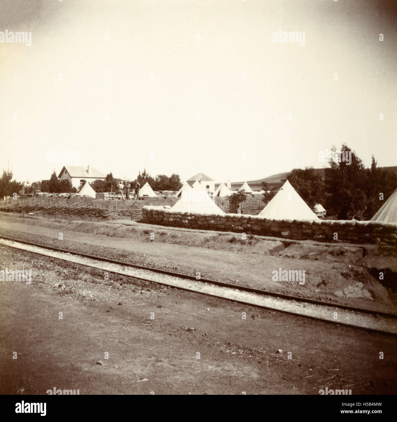 Balmoral Camp, ca. 1901, bezieht sich auf ein historisches Camping- oder Militärereignis, das wahrscheinlich in Balmoral stattfindet, bekannt für seine Verbindung mit dem Königshaus. Das Lager könnte den Lebensstil, die militärische Präsenz oder die Freizeitaktivitäten während dieser Zeit widerspiegeln. Stockfoto