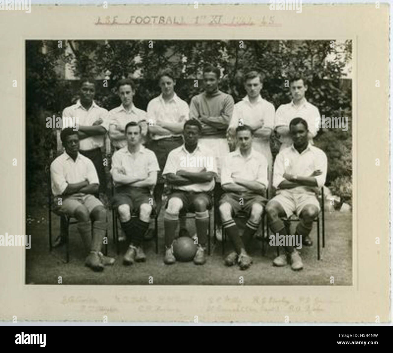 Der LSE Football 1st XI aus der Saison 1944-45 repräsentiert die Fußballmannschaft der London School of Economics während des Zweiten Weltkriegs. Stockfoto