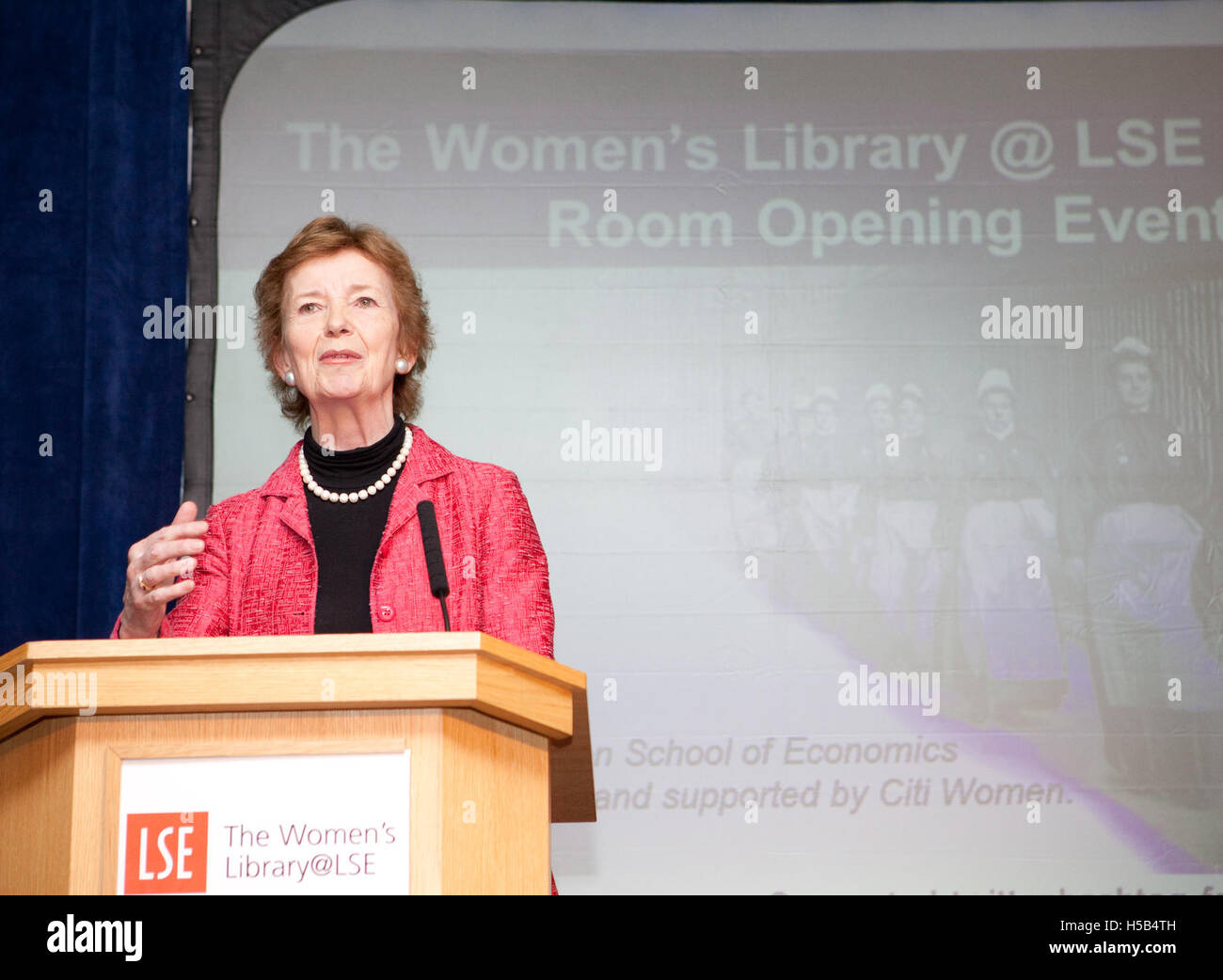 Mary Robinson ist eine bekannte Persönlichkeit, die von 1990 bis 1997 die erste weibliche Präsidentin Irlands war. Sie wird für ihre Einflussnahme auf Menschenrechte und Umweltfragen anerkannt, was einen bedeutenden Einfluss auf die Weltpolitik hat. Stockfoto