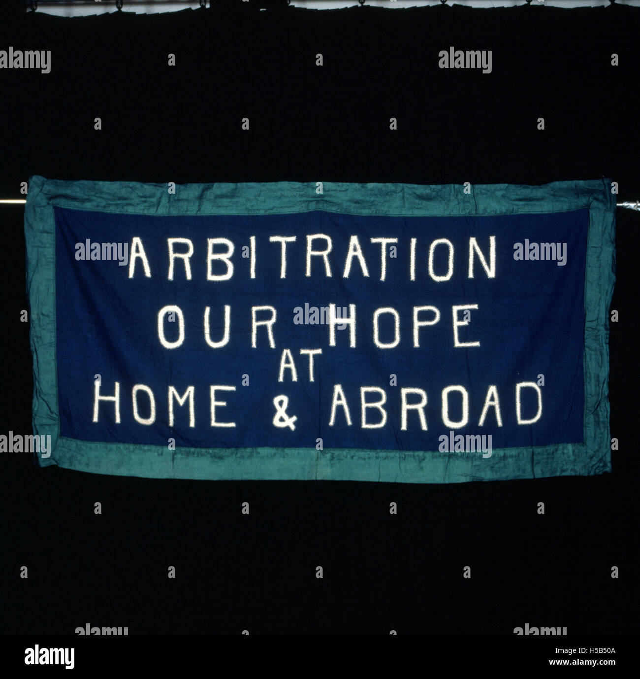 Dieses Banner repräsentiert die Wahlrechtsbewegung, die sich für das Wahlrecht der Frauen einsetzt. Sie symbolisiert den globalen Kampf für die Gleichstellung der Geschlechter und den Kampf für die Stärkung der Rolle der Frauen bei der Sicherung politischer Rechte. Stockfoto