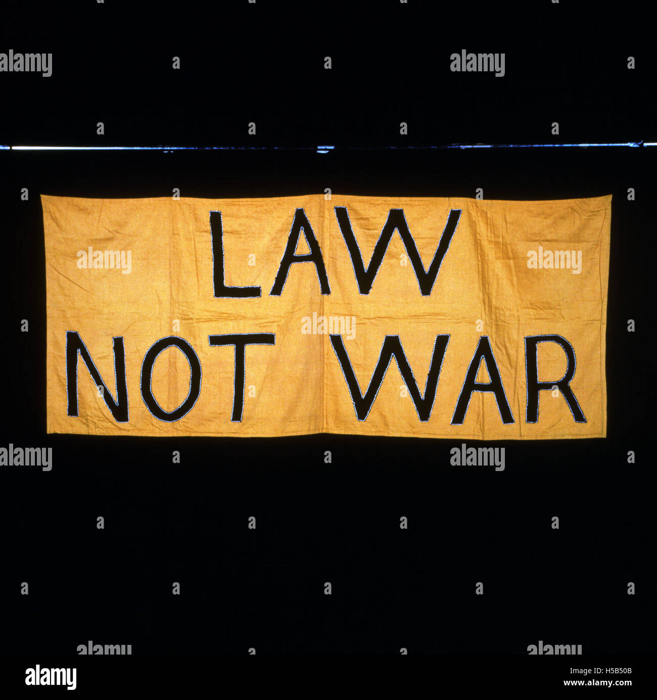 Dieses Bild zeigt ein Wahlrechtsbanner, das bei Kampagnen für das Frauenwahlrecht verwendet wird. Die Wahlrechtsbewegung spielte eine entscheidende Rolle bei der Sicherung des Wahlrechts für Frauen in vielen Ländern, einschließlich der Vereinigten Staaten und des Vereinigten Königreichs. Stockfoto