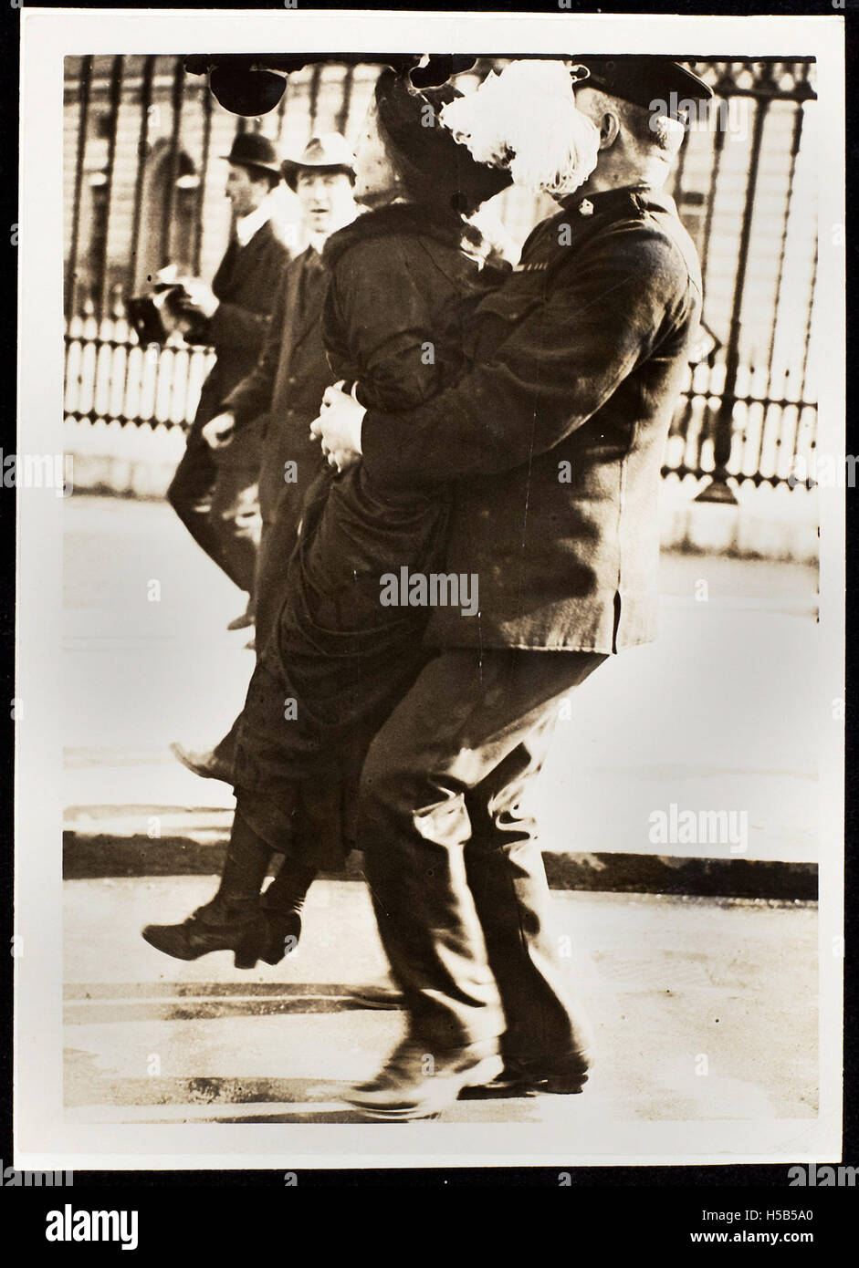 Frau Pankhurst verhaftet an Buckingham Palacec. 1912 Stockfoto