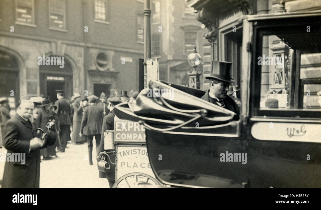 Ein formelles Porträt von Herbert Asquith, aufgenommen um 1910. Asquith war von 1908 bis 1916 Premierminister des Vereinigten Königreichs, und das Foto spiegelt wahrscheinlich seine Führung und öffentliche Präsenz wider. Stockfoto
