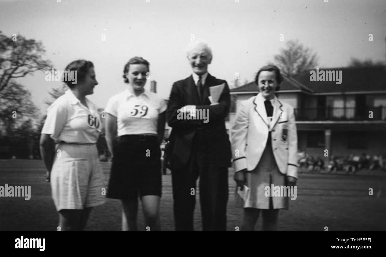 Beveridge und eine Gruppe von Schülern werden während des Sporttages in Malden Anfang der 1930er Jahre fotografiert und zeigen die Bedeutung von Sport und körperlicher Aktivität in der Schulgemeinschaft. Stockfoto