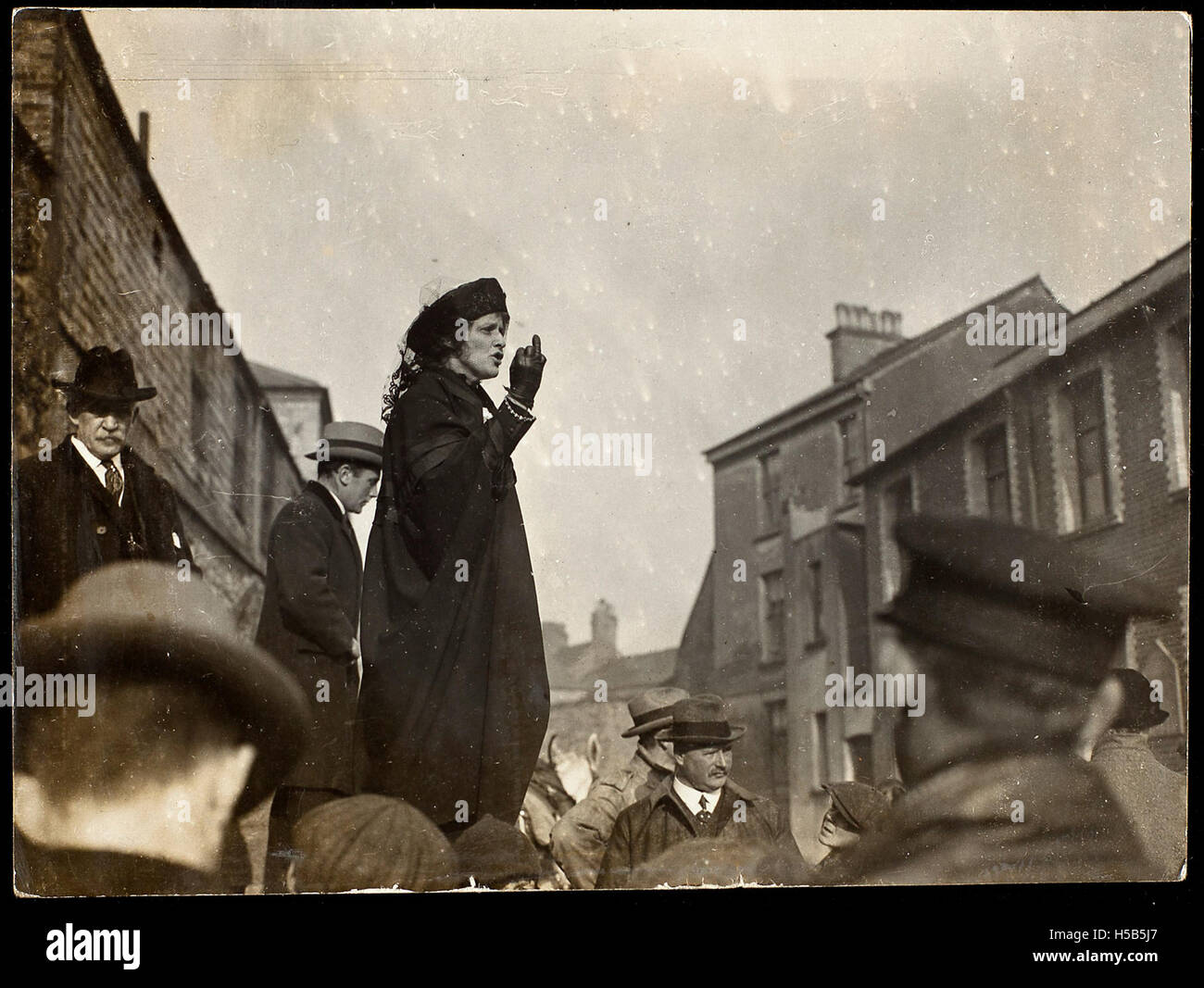Eine historische Referenz an Lady Astors Wahlkampf im Jahr 1919, die ihre bedeutende Rolle bei der Wahl der ersten Frau in das britische Parlament kennzeichnete. Stockfoto