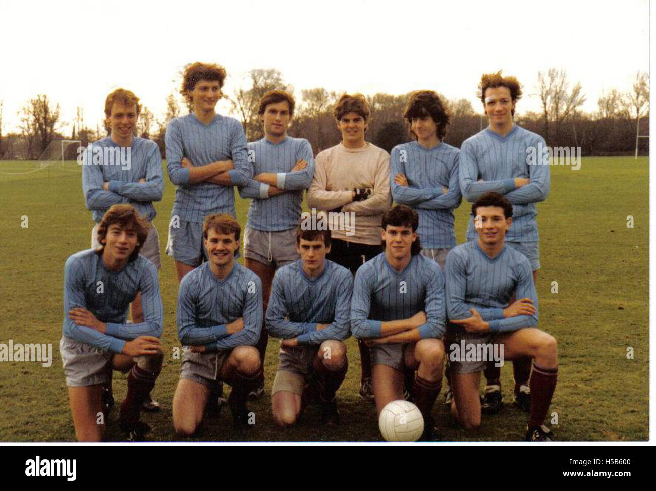 Der LSE First XI von 1985-6 bezieht sich auf die Top-Fußballmannschaft der London School of Economics und zeigt einen Moment aus der Saison. Das Team vertrat die Universität in verschiedenen Wettbewerben während des Studienjahres. Stockfoto