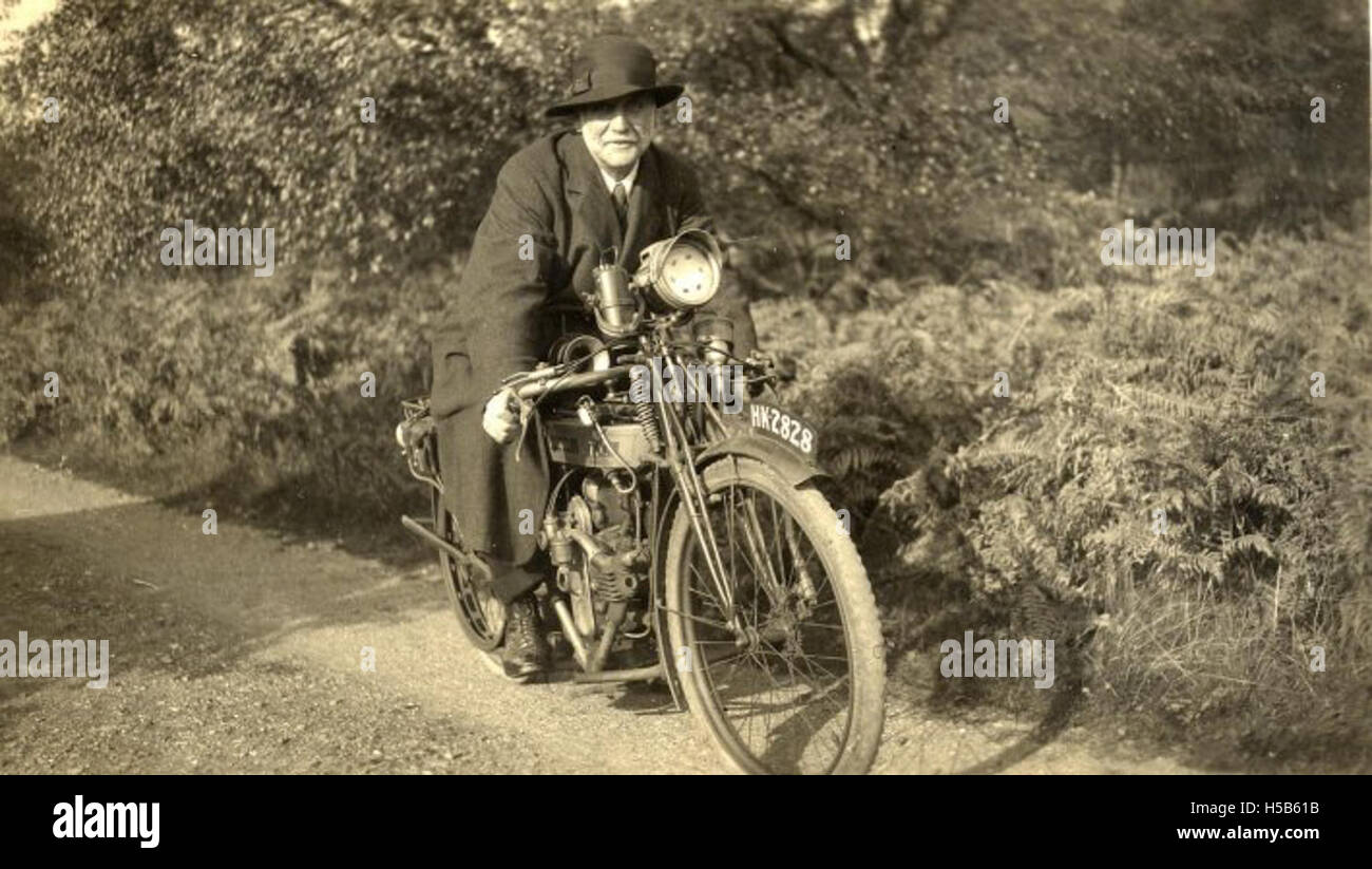 George Lansbury war ein britischer Politiker, bekannt für seine Arbeit in sozialen Gerechtigkeit und Arbeitsrechten, der Mitte der 1930er Jahre tätig war Dieses Bild stammt aus der Zeit um 1935 und erfasst seinen politischen Einfluss. Stockfoto