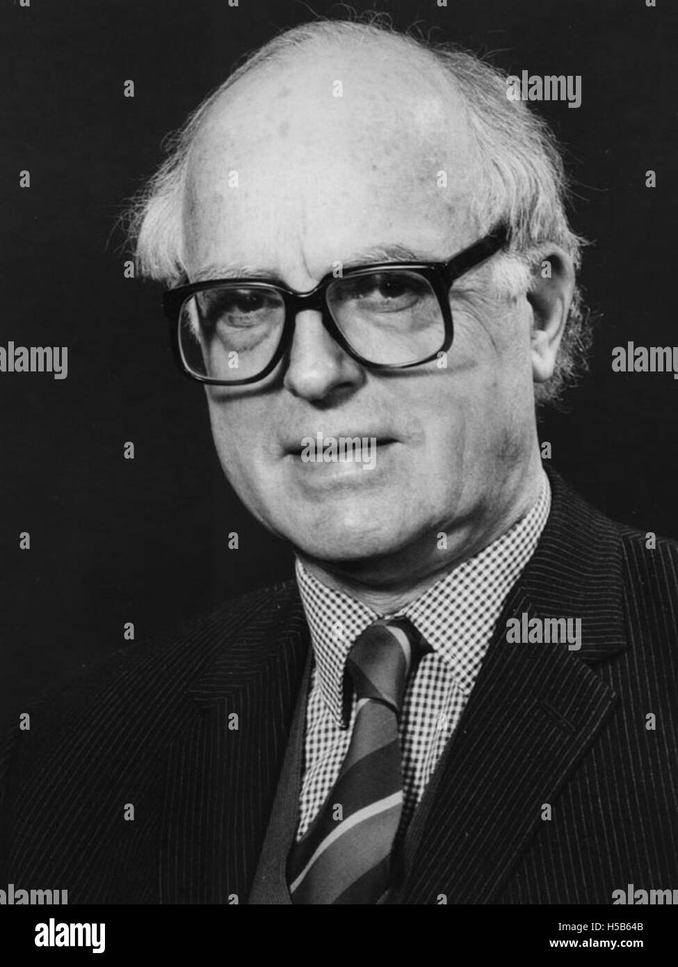 Professor Eryl Hall Williams war ein Akademiker, der für seine Beiträge auf seinem Gebiet bekannt war. Dieser Verweis bezieht sich wahrscheinlich auf eine Veranstaltung oder ein Foto, das 1984 aufgenommen wurde und seine Arbeit oder Präsenz in der Wissenschaft während dieses Jahres zeigt. Stockfoto