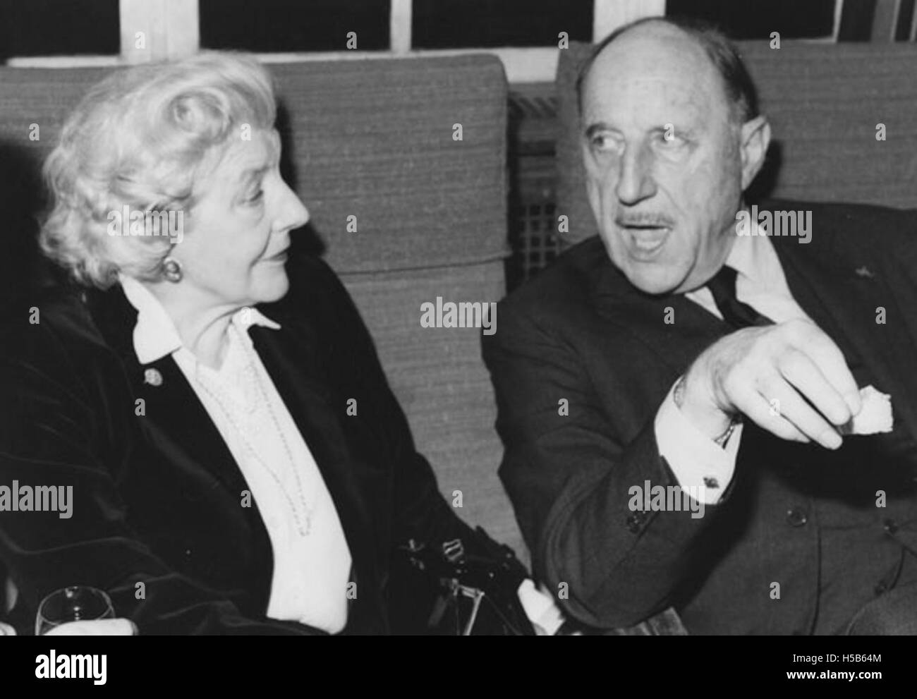 Dr. Joseph LUNs und Lady Marjorie Marling werden 1983 zusammen gesehen. LUNs war eine prominente niederländische Politikerin, und Lady Marling ist wahrscheinlich eine bemerkenswerte Persönlichkeit der Gesellschaft. Ihre Tagung oder Veranstaltung markiert einen wichtigen Moment in ihren jeweiligen Kreisen. Stockfoto