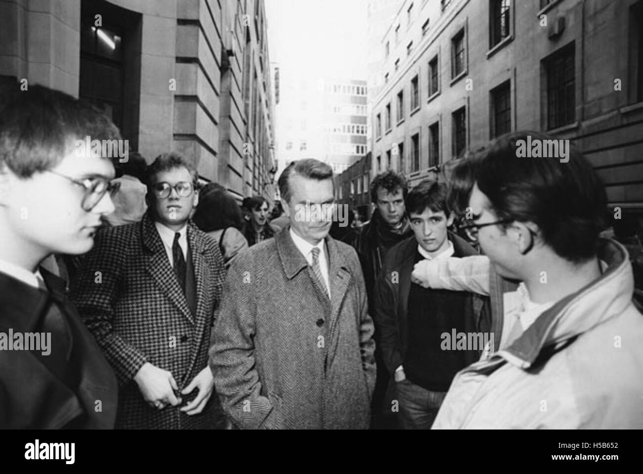 Foto von Dr. David Owen, einer prominenten politischen Persönlichkeit, aufgenommen 1981. Das Bild fängt ihn während seiner Zeit als Mitglied der britischen Regierung ein und spiegelt seine politische Karriere im späten 20. Jahrhundert wider. Stockfoto