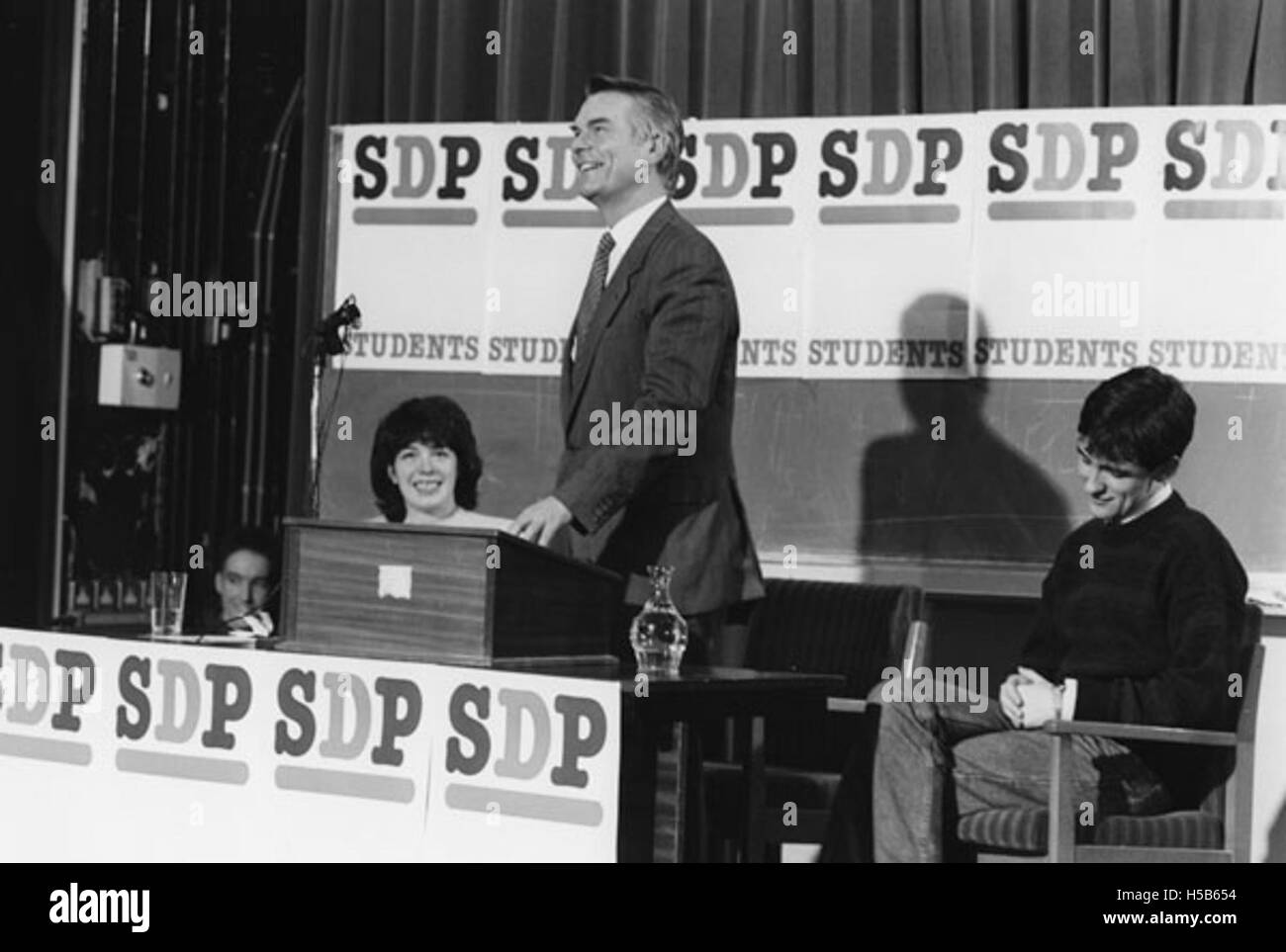 Ein Porträt von Dr. David Owen, aufgenommen 1981. Dr. Owen war ein bekannter britischer Politiker, der in den 1980er Jahren als Führer der Sozialdemokratischen Partei fungierte Das Bild fängt ihn während dieser einflussreichen Periode seiner politischen Karriere ein. Stockfoto