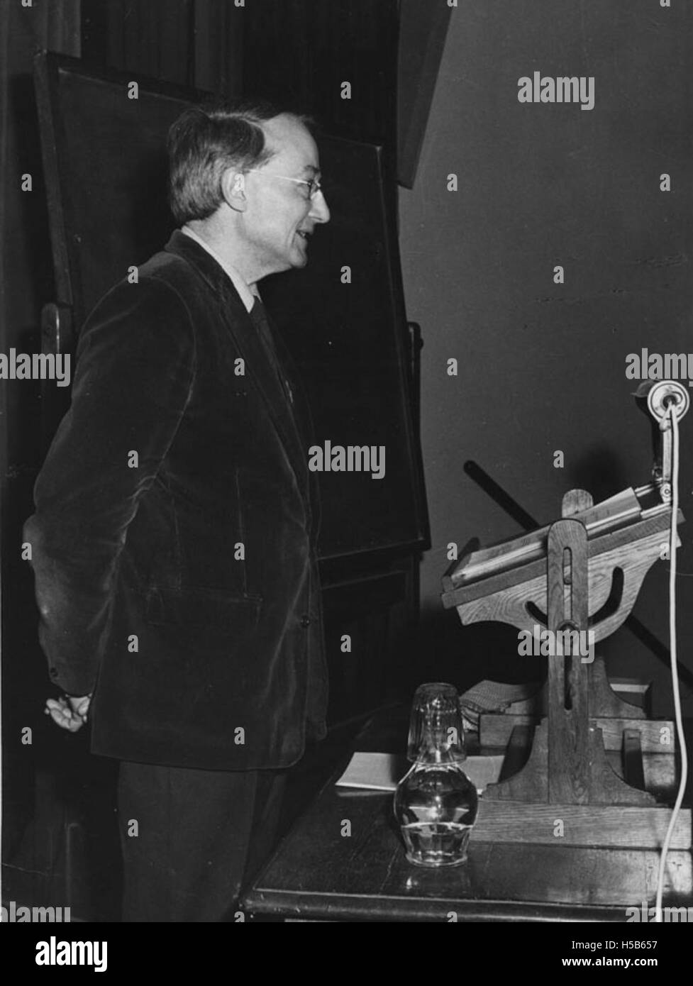 Professor Michael Oakeshott, ein englischer Philosoph und politischer Theoretiker, ist 1964 abgebildet. Oakeshotts Ansichten über Konservatismus, Zivilgesellschaft und politische Traditionen machten ihn zu einer Schlüsselfigur im politischen Denken des 20. Jahrhunderts. Stockfoto