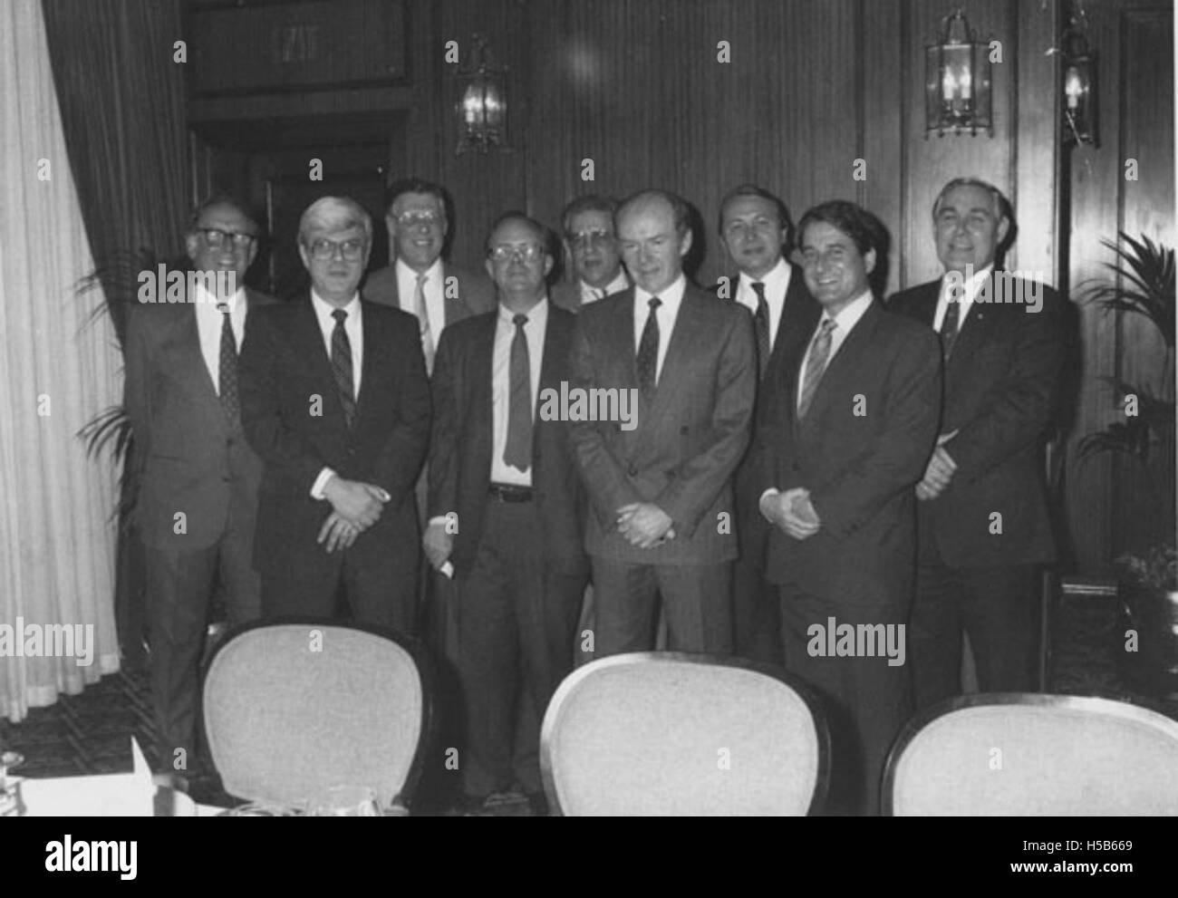 Das Foto zeigt die Wiedervereinigung der Business Administration Class von 1959-60 im Jahr 1985 und spiegelt die anhaltende Verbindung und die sozialen Bindungen wider, die während ihrer akademischen Jahre entstanden sind. Stockfoto