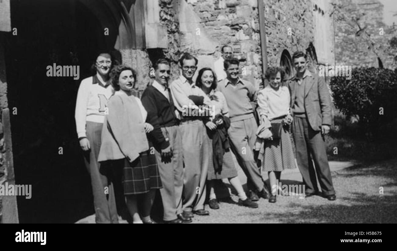 Dieses Foto vom Mai 1948 zeigt eine Veranstaltung, die von der Research Students Association organisiert wurde, und zeigt Teilnehmer und Aktivitäten, die am Wochenende stattfanden. Das Bild zeigt die akademische und soziale Atmosphäre der Veranstaltung. Stockfoto