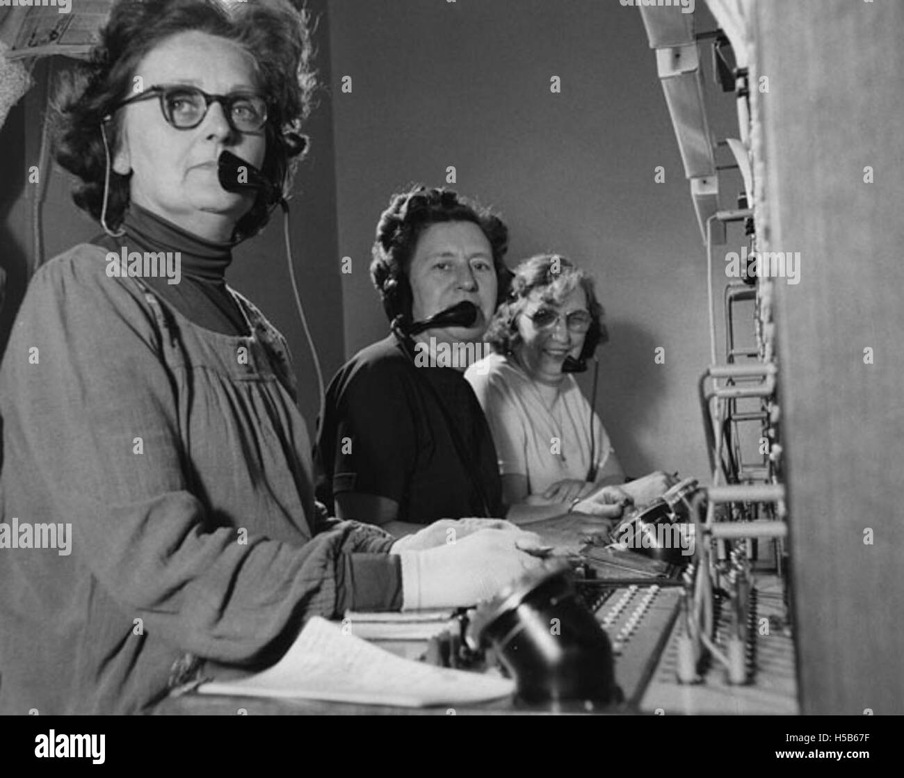 Ein Foto aus dem Jahr 1979, das eine Gruppe von Mitarbeitern der Zentrale bei der Arbeit zeigt. Das Bild zeigt die frühe Telefonkommunikationstechnologie und die am Prozess beteiligten Mitarbeiter. Stockfoto