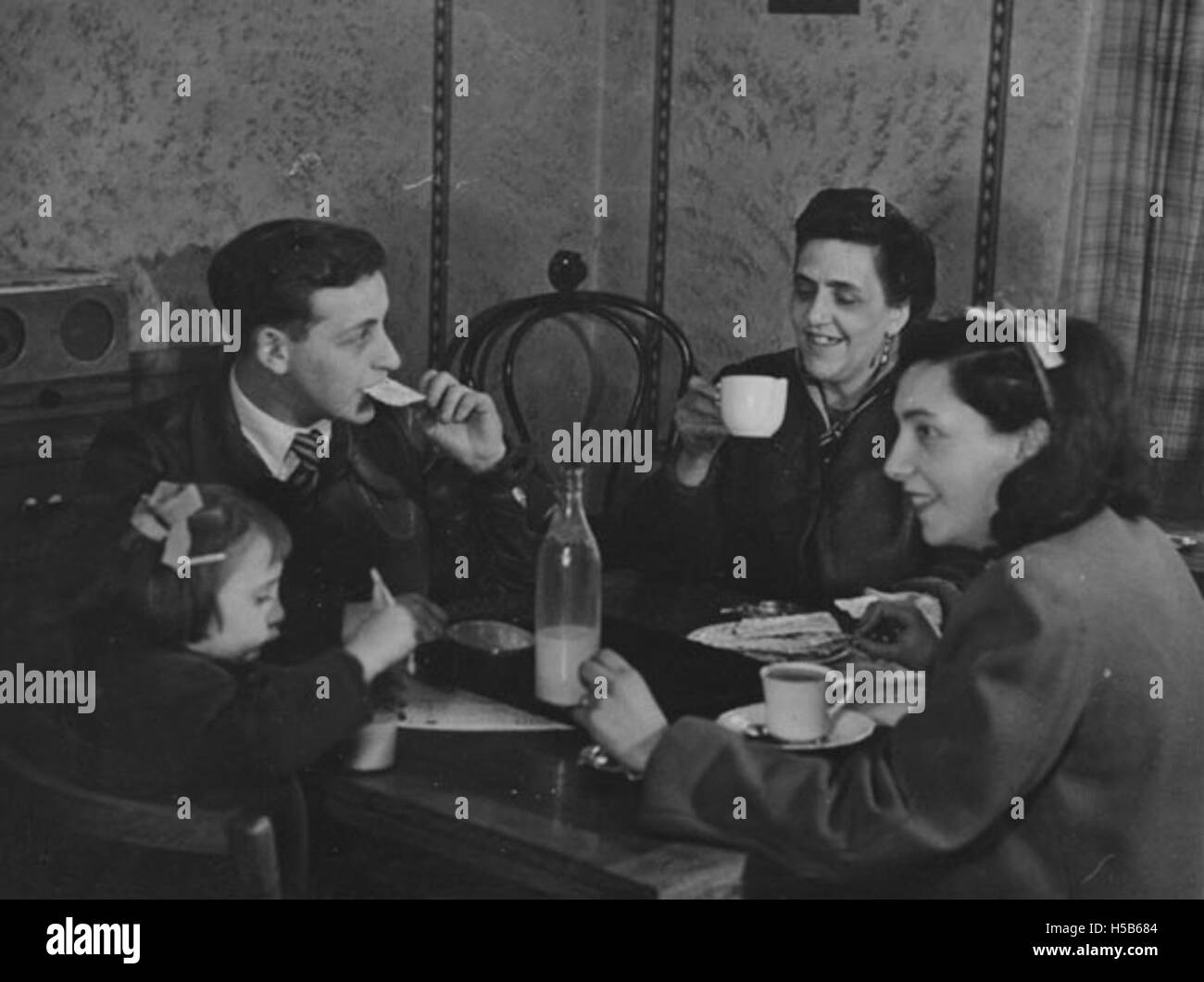 Eine soziale Umfrage, die 1946 in Stepney, London, durchgeführt wurde, um Familiengruppen und ihre Lebensbedingungen nach dem Zweiten Weltkrieg zu dokumentieren. Die Umfrage liefert Einblicke in die Herausforderungen, denen Familien in der Nachkriegszeit gegenüberstanden, und den Wiederaufbau von Gemeinschaften. Stockfoto