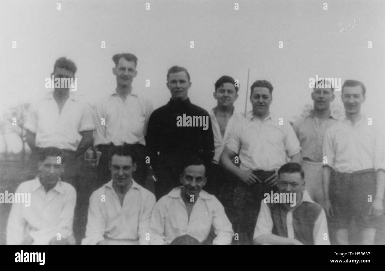 Dieses Foto zeigt ein Fußballspiel zwischen Schülern und Trägern im Jahr 1936. Er zeigt die Wettbewerbs- und Teamdynamik dieses Sportereignisses auf. Stockfoto