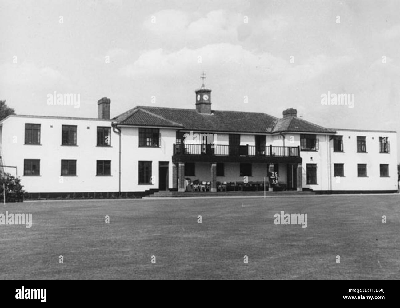 Der um 1955 fotografierte LSE Sports Ground in Malden zeigt den Ort, der Mitte des 20. Jahrhunderts für Sportveranstaltungen und Studentenaktivitäten an der London School of Economics genutzt wurde. Stockfoto