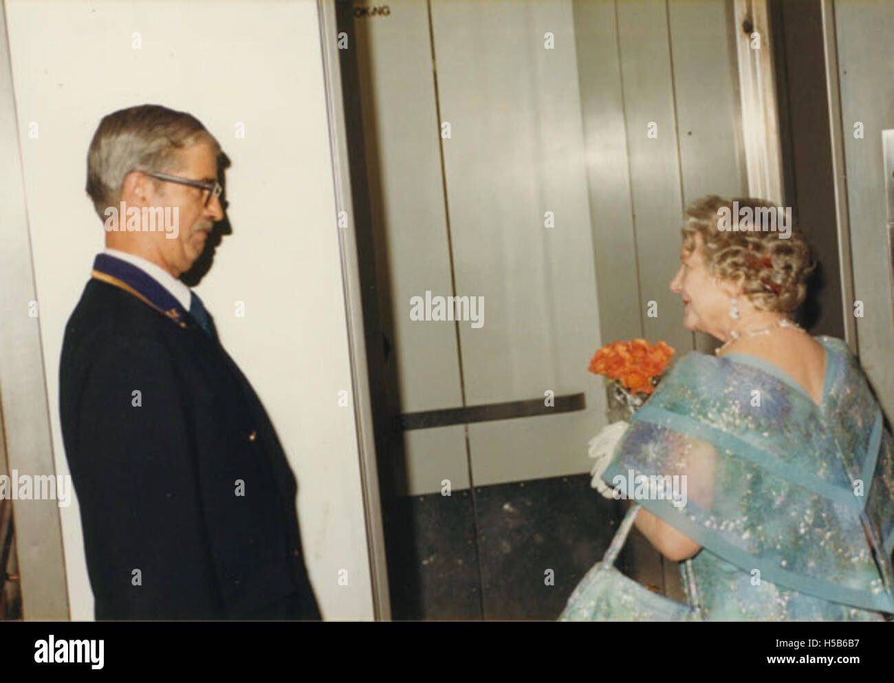 Am 3. Juni 1982 nahm die Queen Mother an dem Honorary Fellows Dinner Teil, einer Veranstaltung zur Anerkennung von Persönlichkeiten. Dieses Foto zeigt sie beim Abendessen und hebt ihre königlichen Pflichten und ihr Engagement mit der Öffentlichkeit hervor. Stockfoto