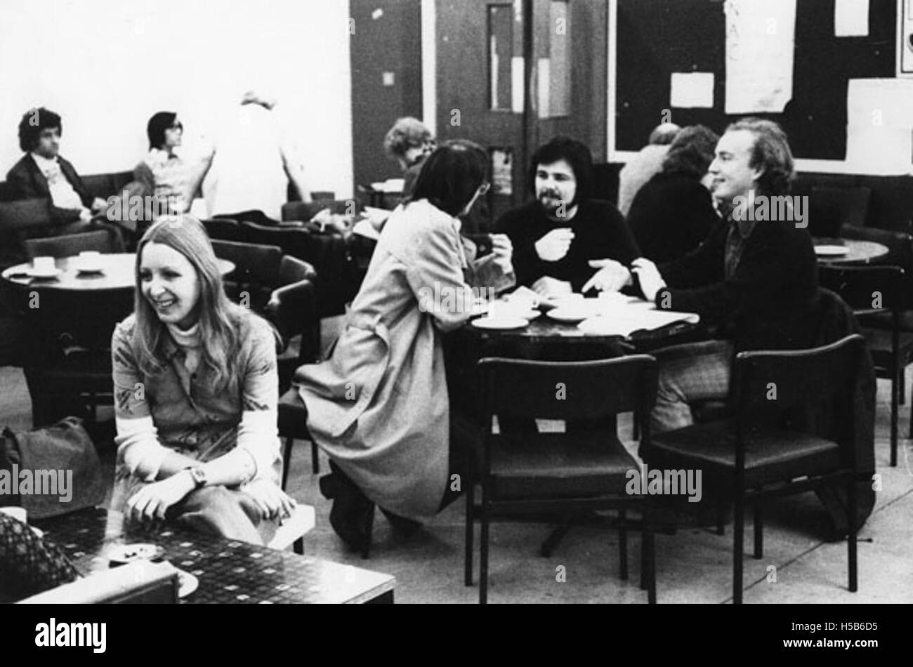 Ein Foto, das verschiedene Szenen rund um eine Schule im Jahr 1973 aufnimmt und die Umgebung, Aktivitäten und Interaktionen der Schüler während der frühen 1970er Jahre beleuchtet Stockfoto