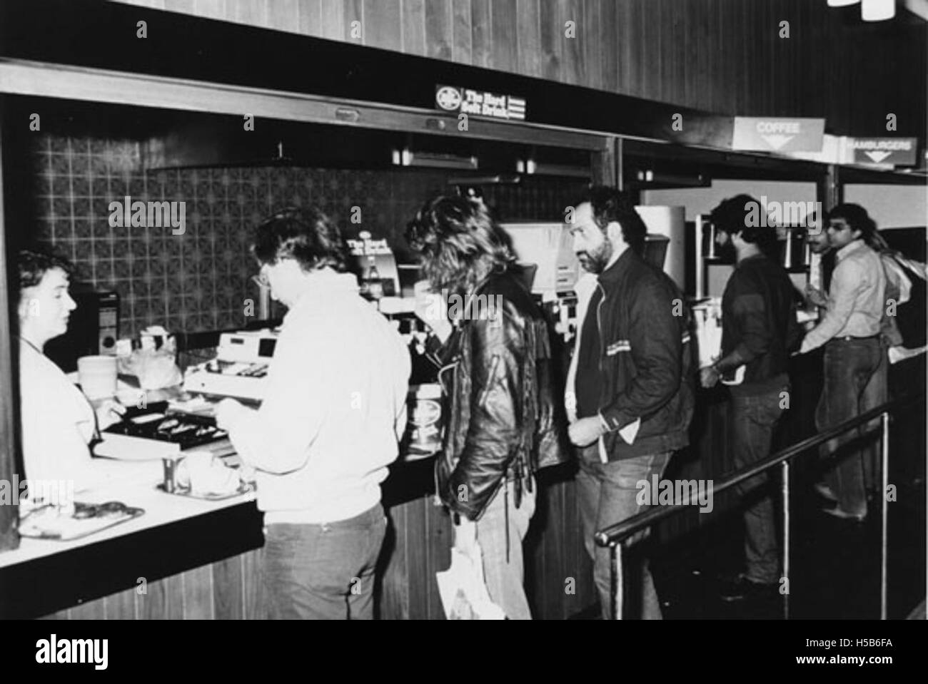 Dieses Foto aus dem Jahr 1981 zeigt ein Pizzaburger-Outlet, das für seine einzigartige Mischung aus Pizza und Burgern bekannt ist, ein beliebter Fast-Food-Trend während der Zeit. Stockfoto