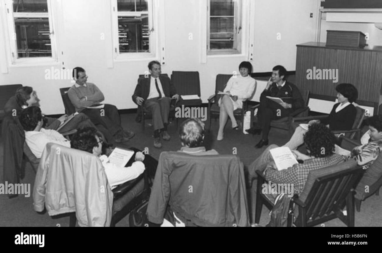 Ein Foto von Studenten, die 1982 einen vorsessionalen Englischkurs besuchten. Dieses Programm zielte darauf ab, internationale Studenten auf akademische Erfolge in englischsprachigen Umgebungen vorzubereiten, wobei der Schwerpunkt auf Spracherwerb und -Integration lag. Stockfoto