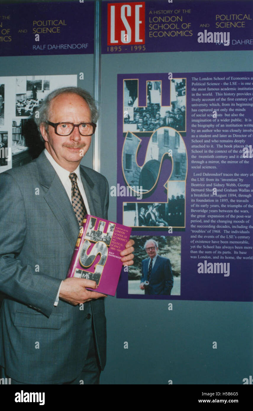 Lord Ralf Dahrendorf, ein bekannter britisch-deutscher Soziologe und Politiker, wurde 1995 fotografiert. Er war bekannt für seine sozialtheoretische Arbeit und seine Beteiligung am House of Lords. Stockfoto